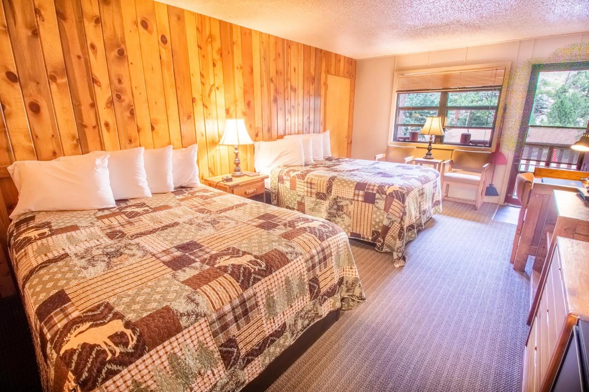 Bedroom, Bed in Castle Mountain Lodge