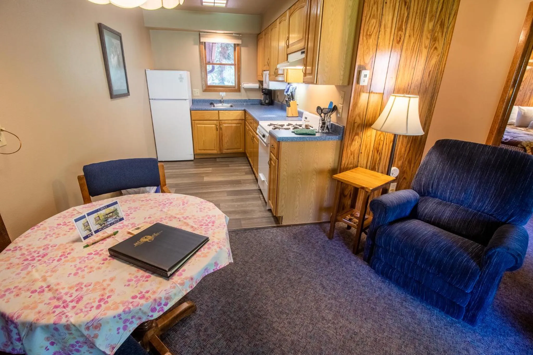 Kitchen or kitchenette in Castle Mountain Lodge