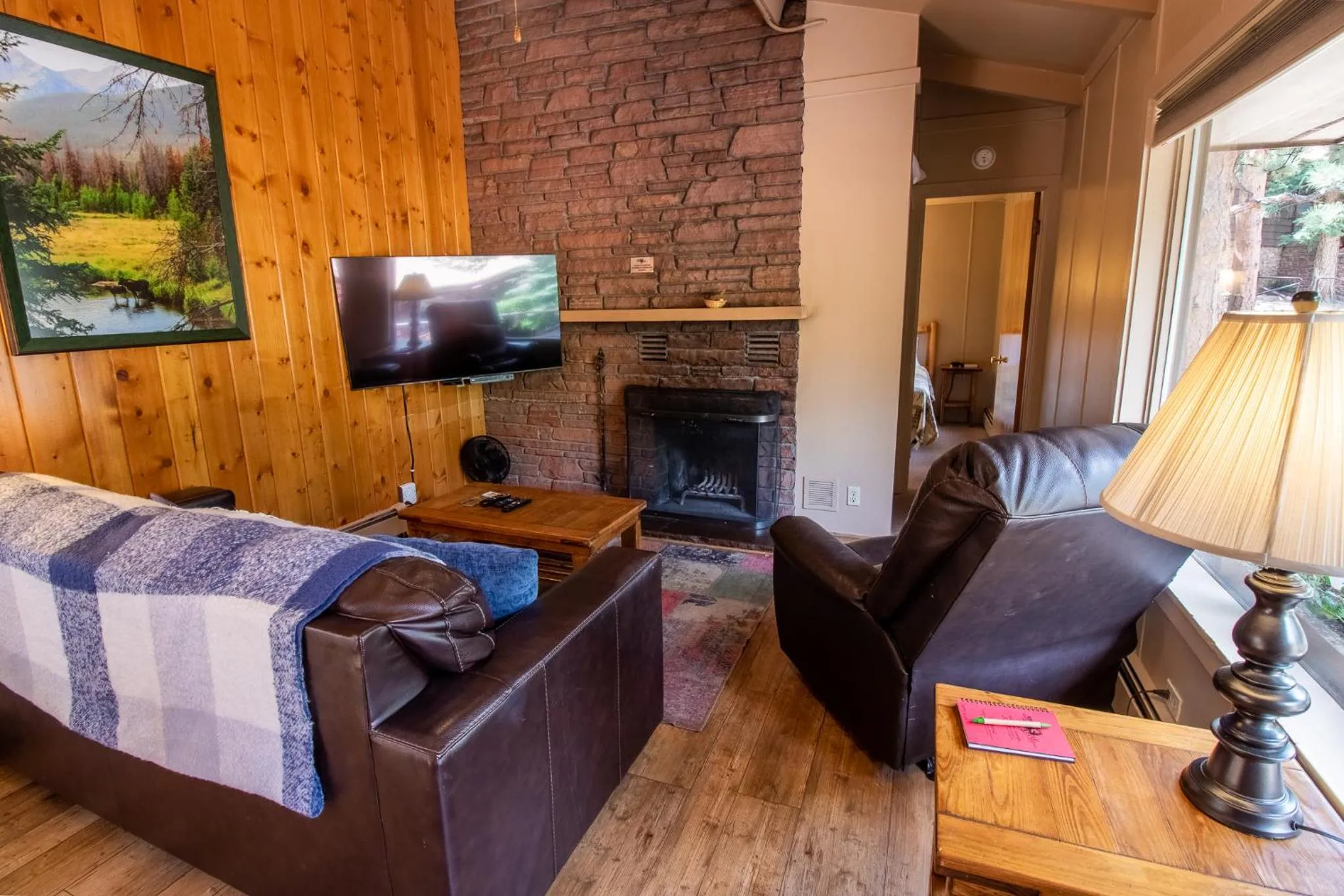 Living room in Castle Mountain Lodge