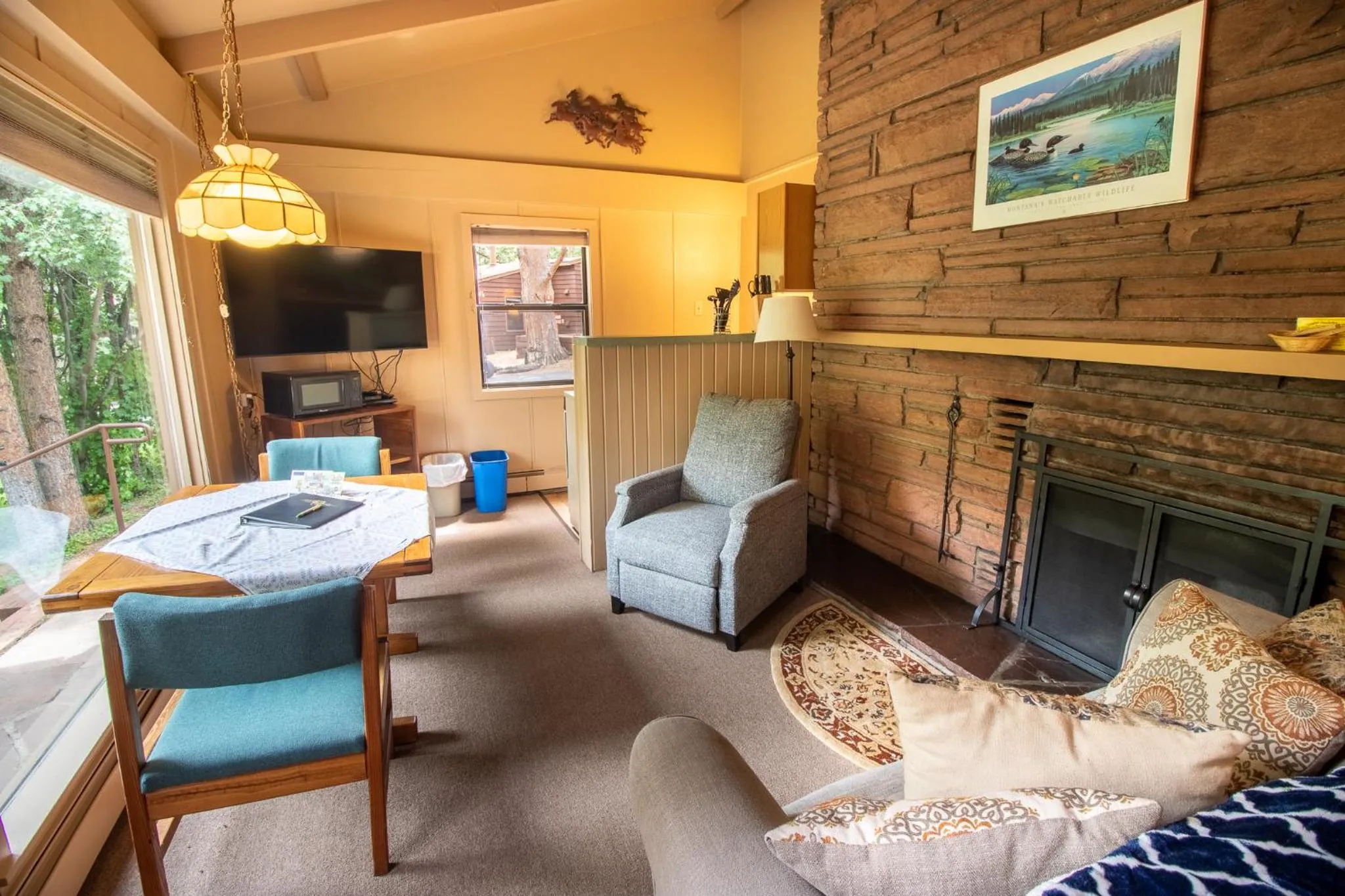 Living room in Castle Mountain Lodge