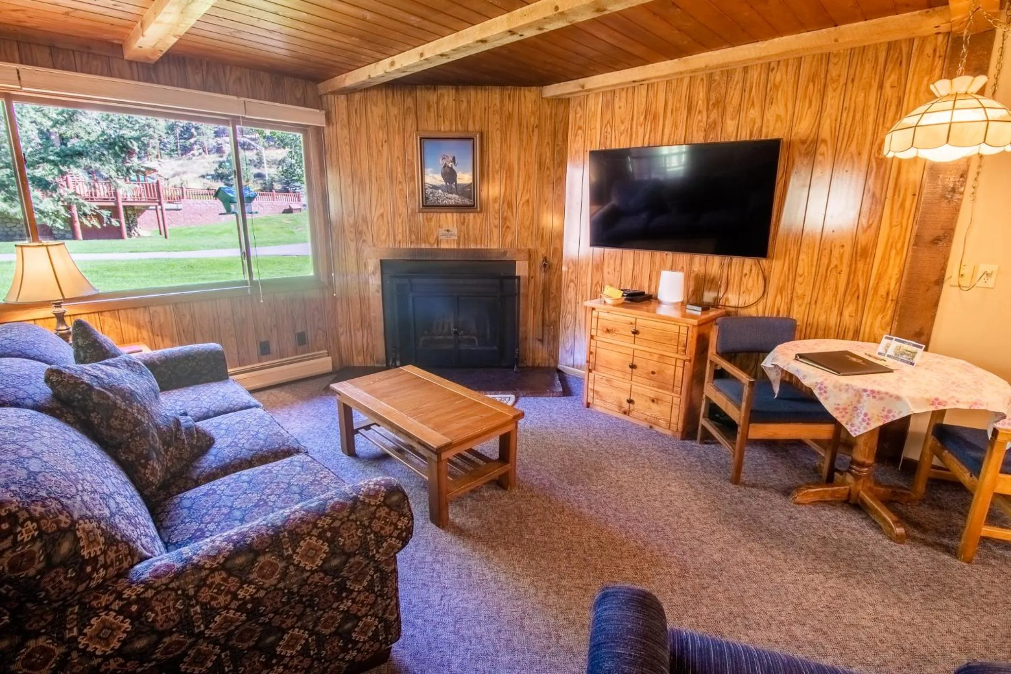 Living room in Castle Mountain Lodge