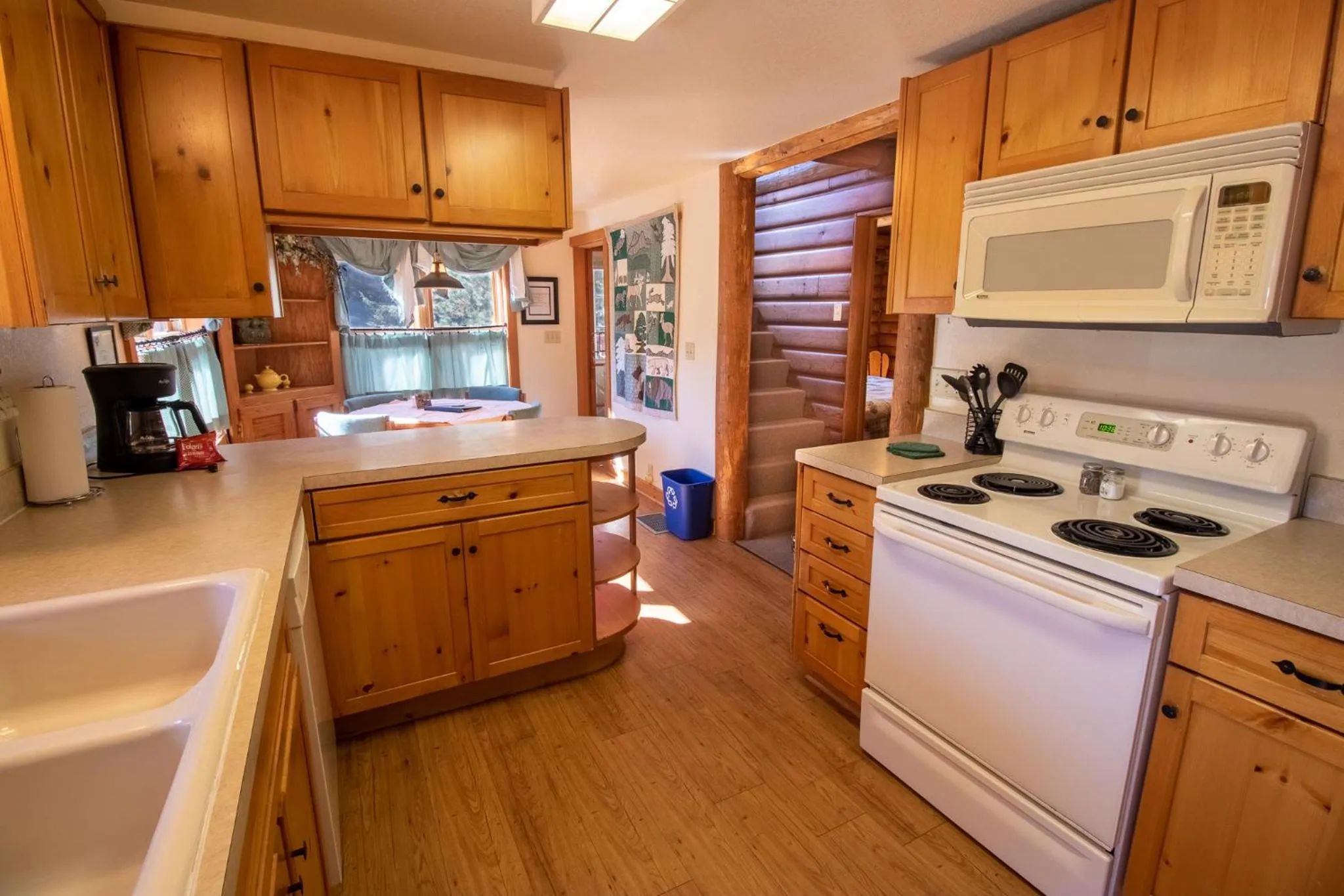 Coffee/tea facilities in Castle Mountain Lodge