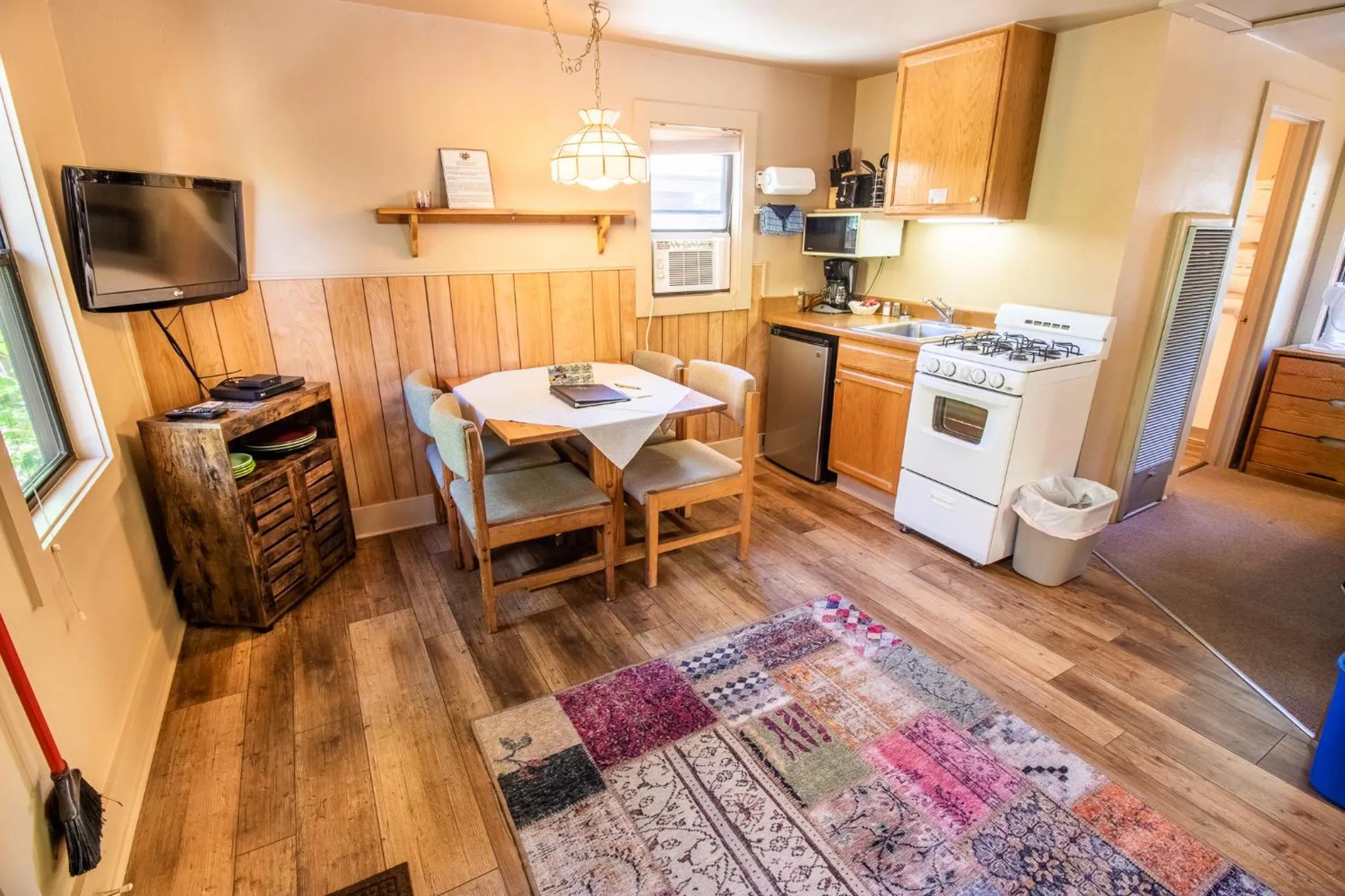 Kitchen or kitchenette in Castle Mountain Lodge