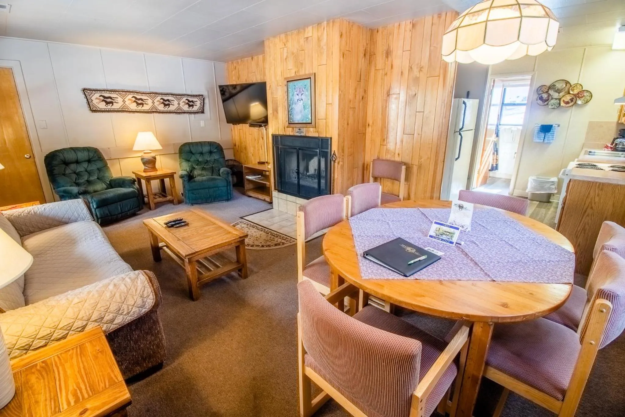 Kitchen or kitchenette in Castle Mountain Lodge