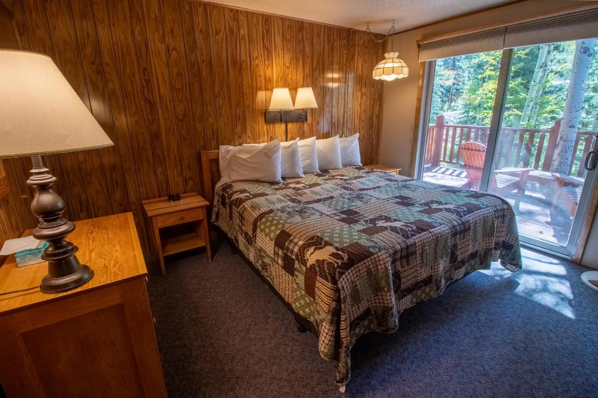 Bedroom, Bed in Castle Mountain Lodge
