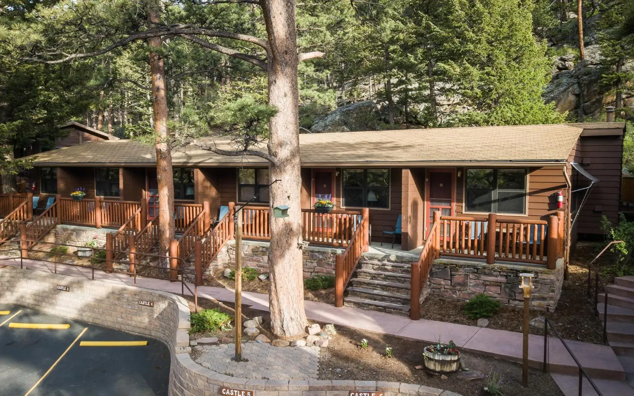 Double or Twin Room - single occupancy in Castle Mountain Lodge Double or Twin Room - single occupancy in Castle Mountain Lodge