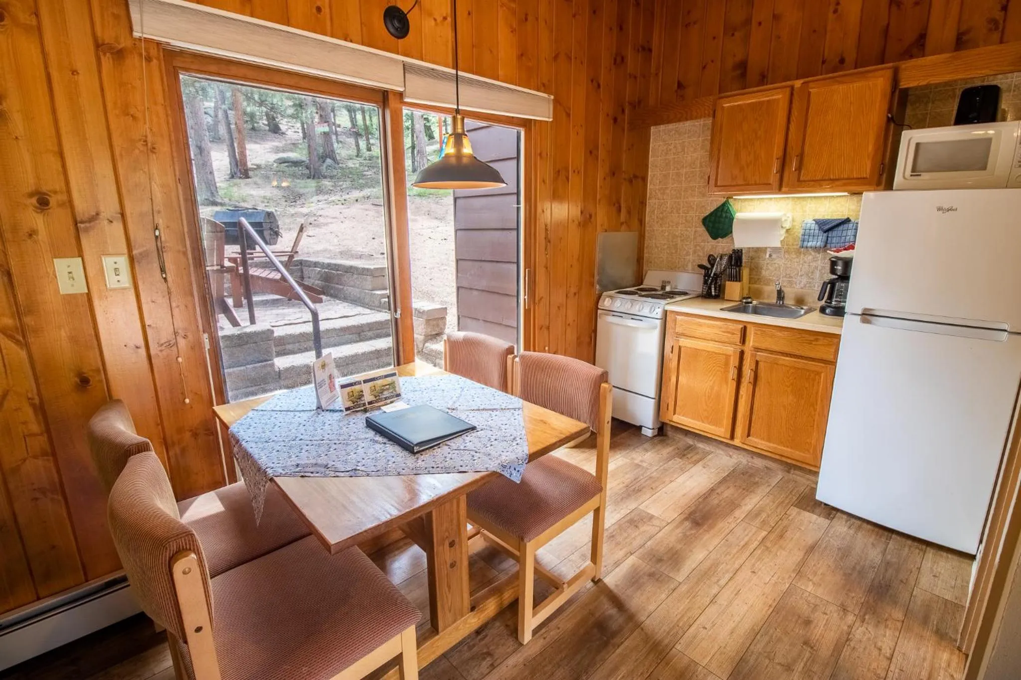 Kitchen or kitchenette in Castle Mountain Lodge