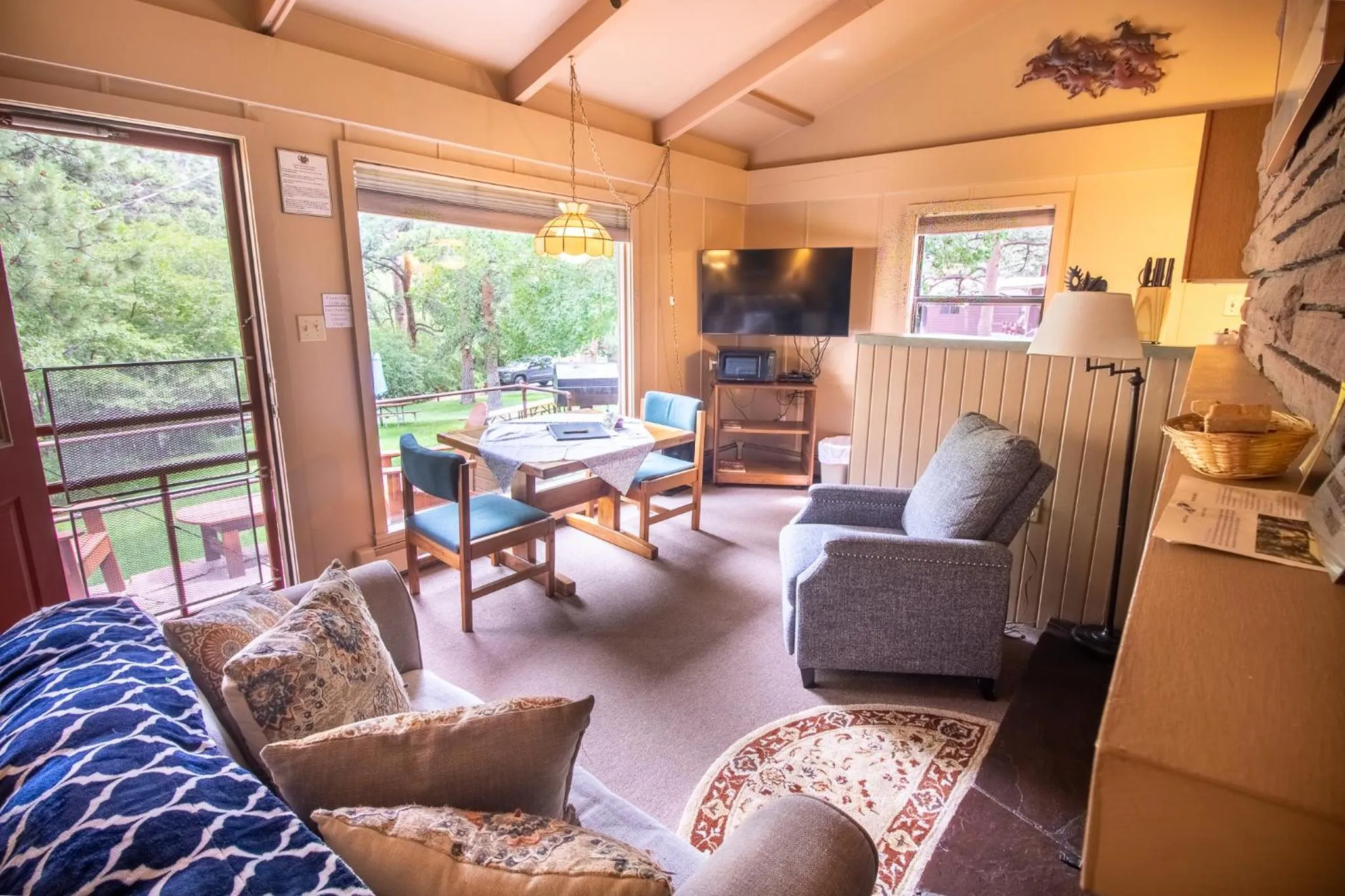 TV and multimedia in Castle Mountain Lodge