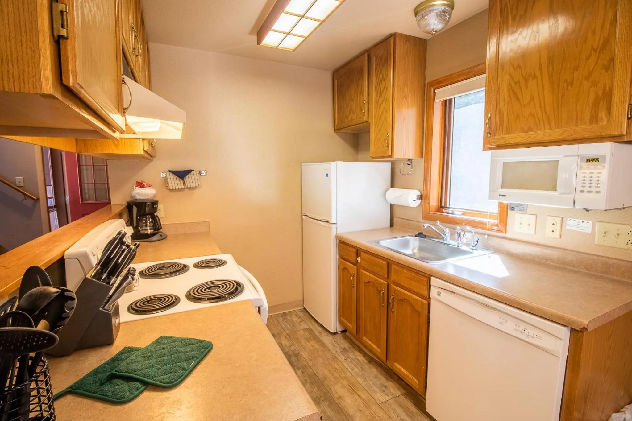 Kitchen or kitchenette in Castle Mountain Lodge