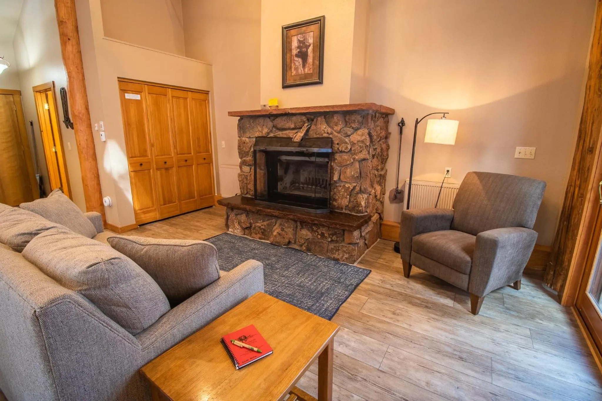 Living room in Castle Mountain Lodge