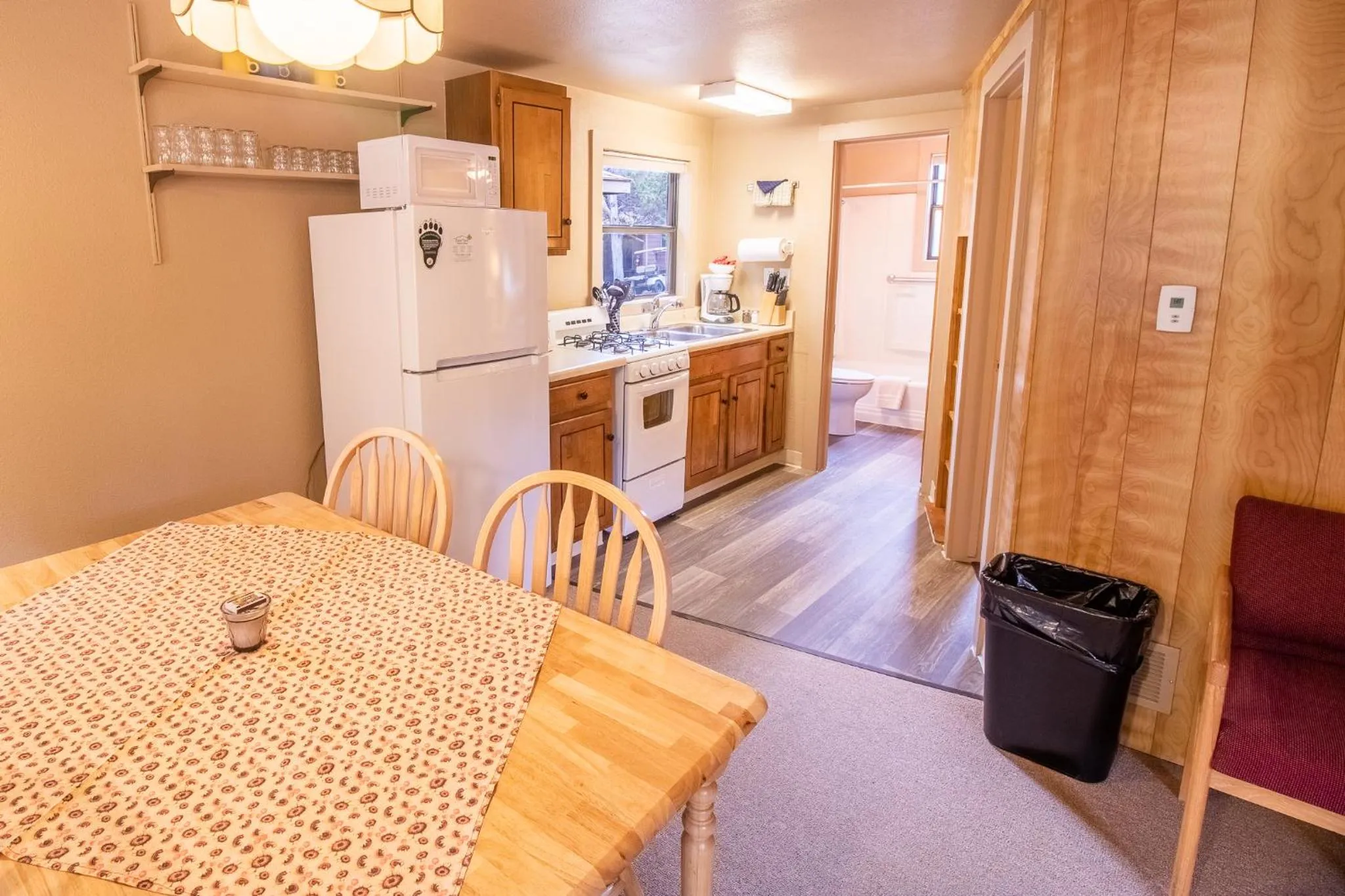 Kitchen or kitchenette in Castle Mountain Lodge