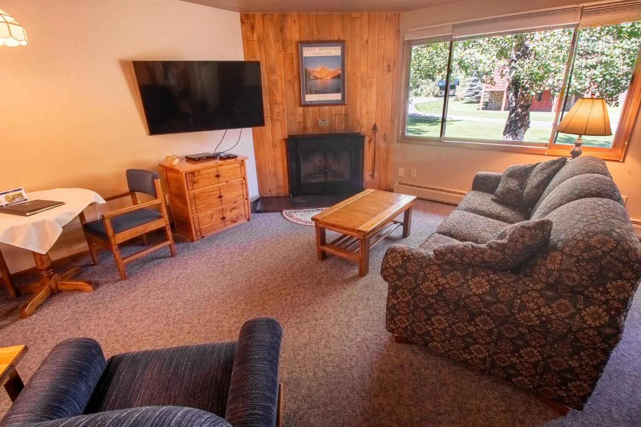 Living room in Castle Mountain Lodge