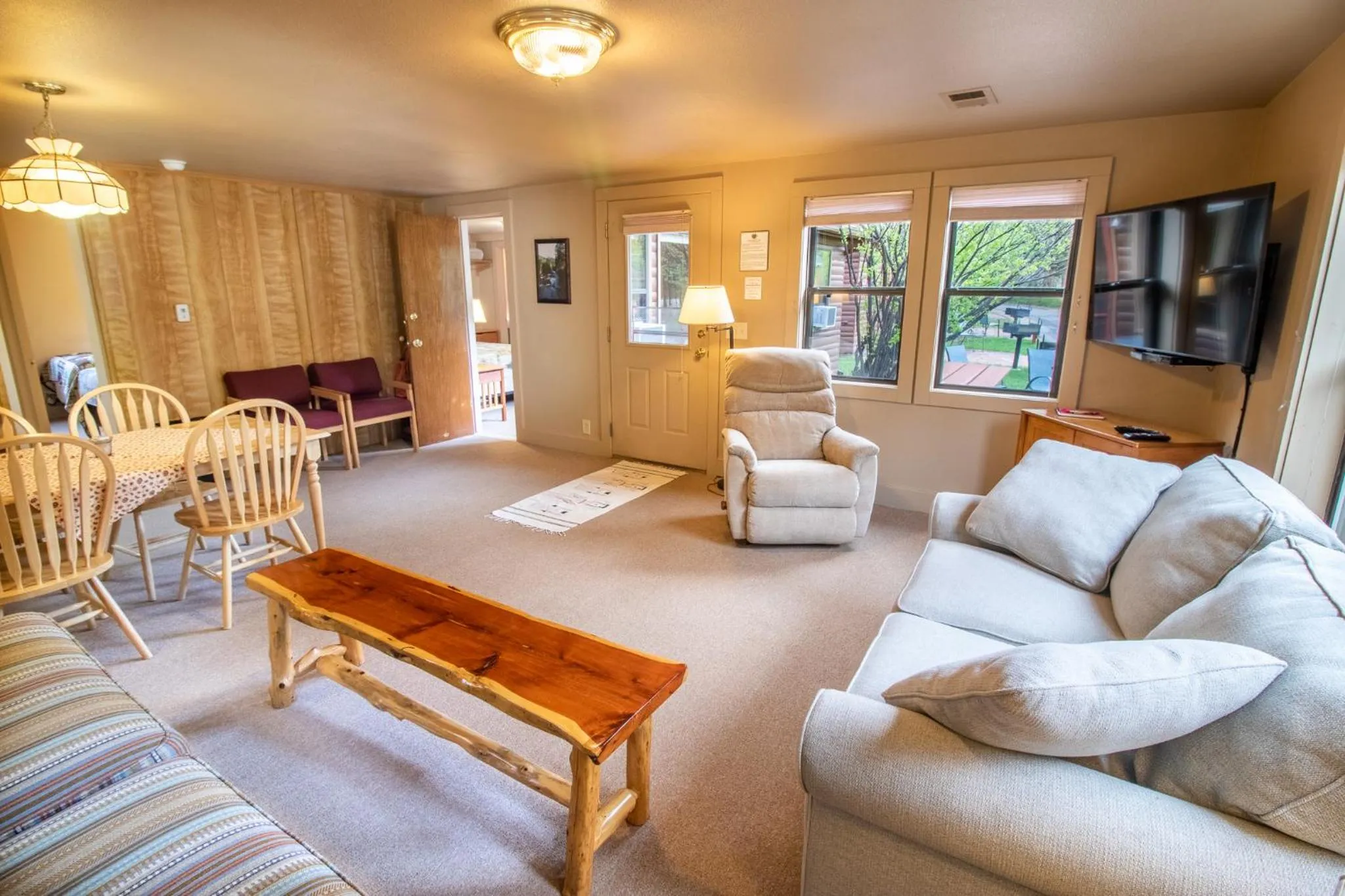 TV and multimedia, Bed in Castle Mountain Lodge