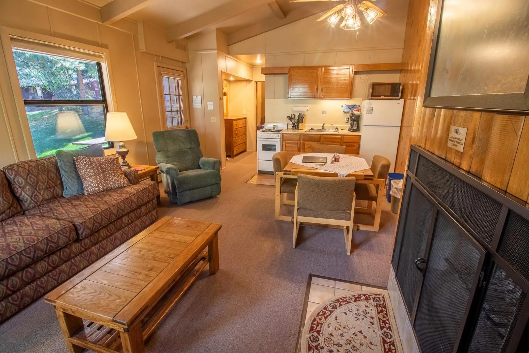Kitchen or kitchenette in Castle Mountain Lodge