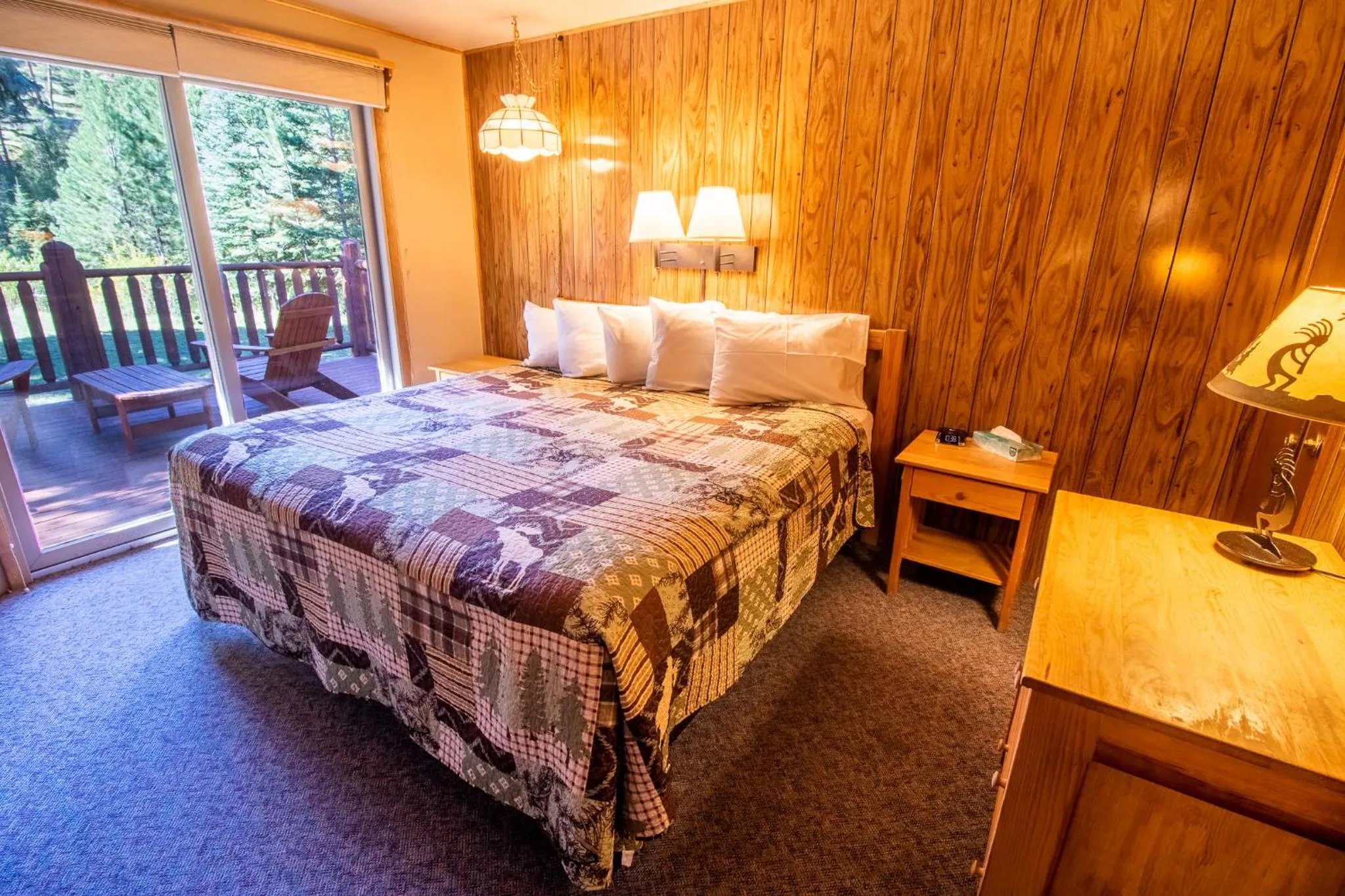 Bedroom, Bed in Castle Mountain Lodge