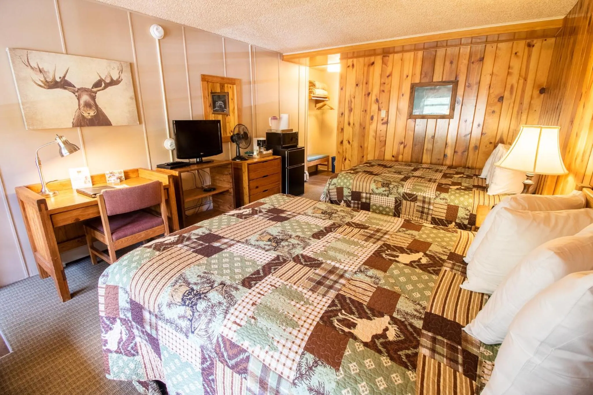 Bedroom, Bed in Castle Mountain Lodge