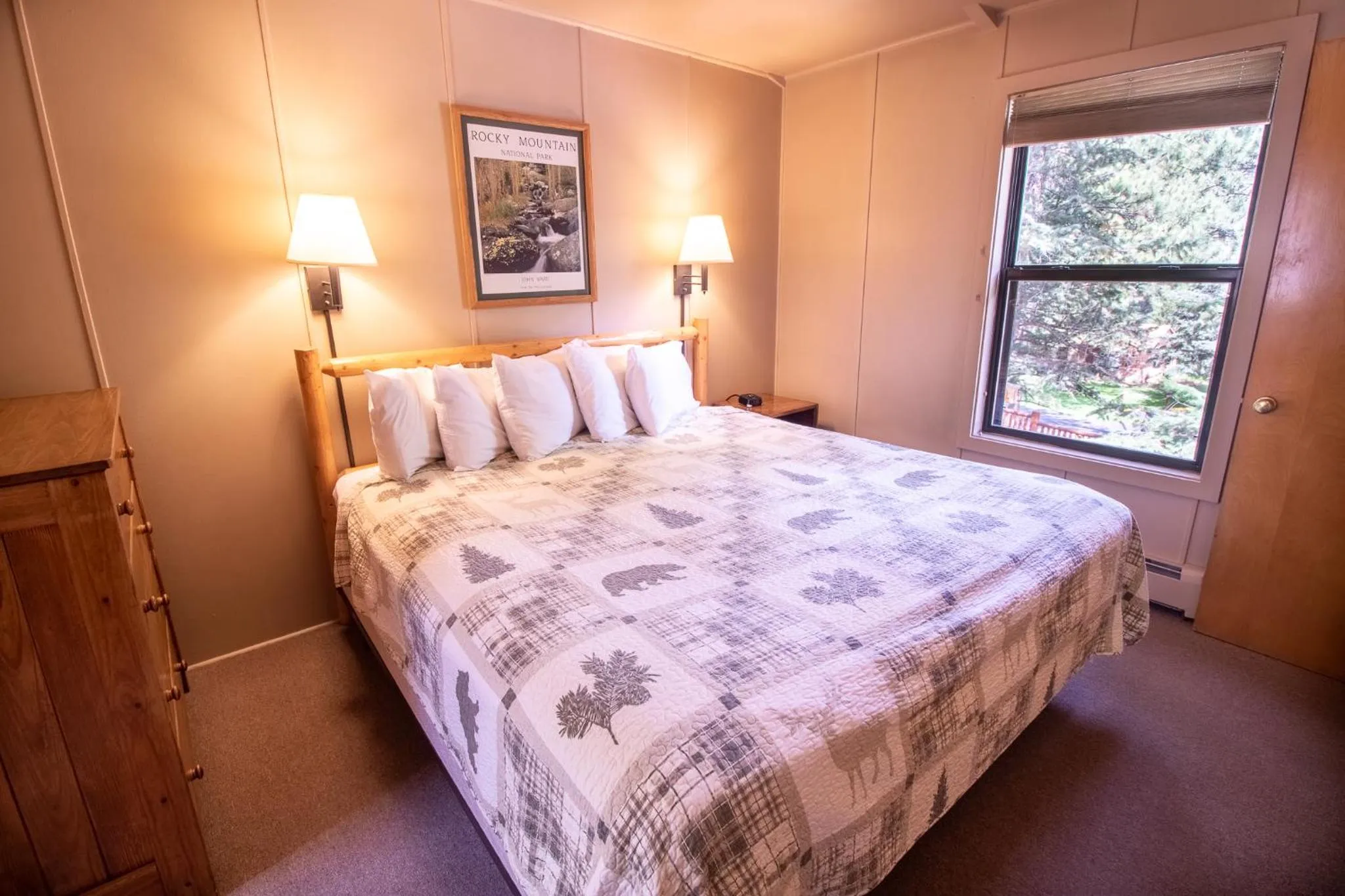 Bedroom, Bed in Castle Mountain Lodge