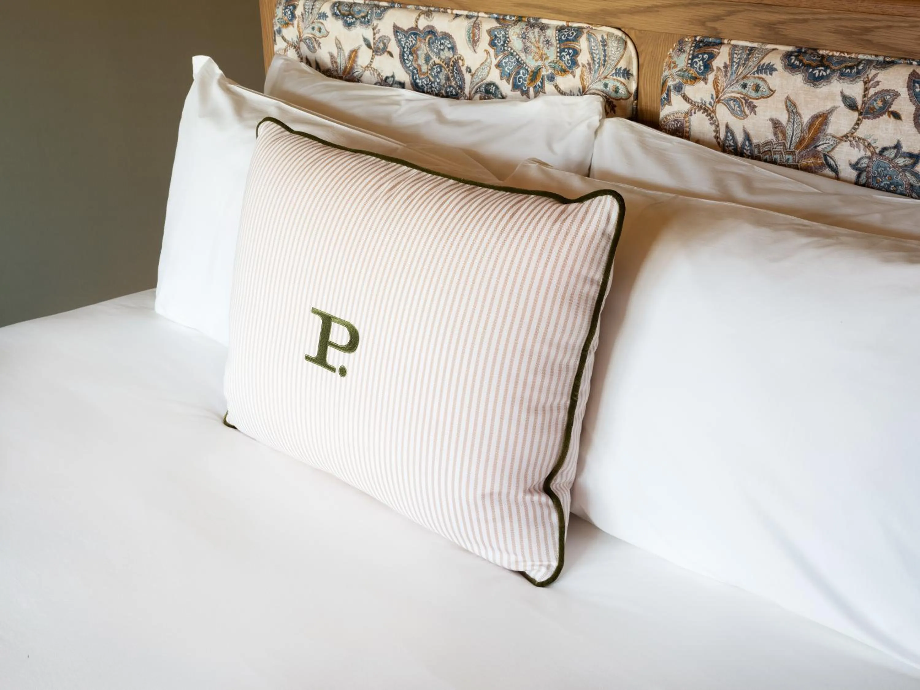 Bed in Palihouse Hyde Park Village