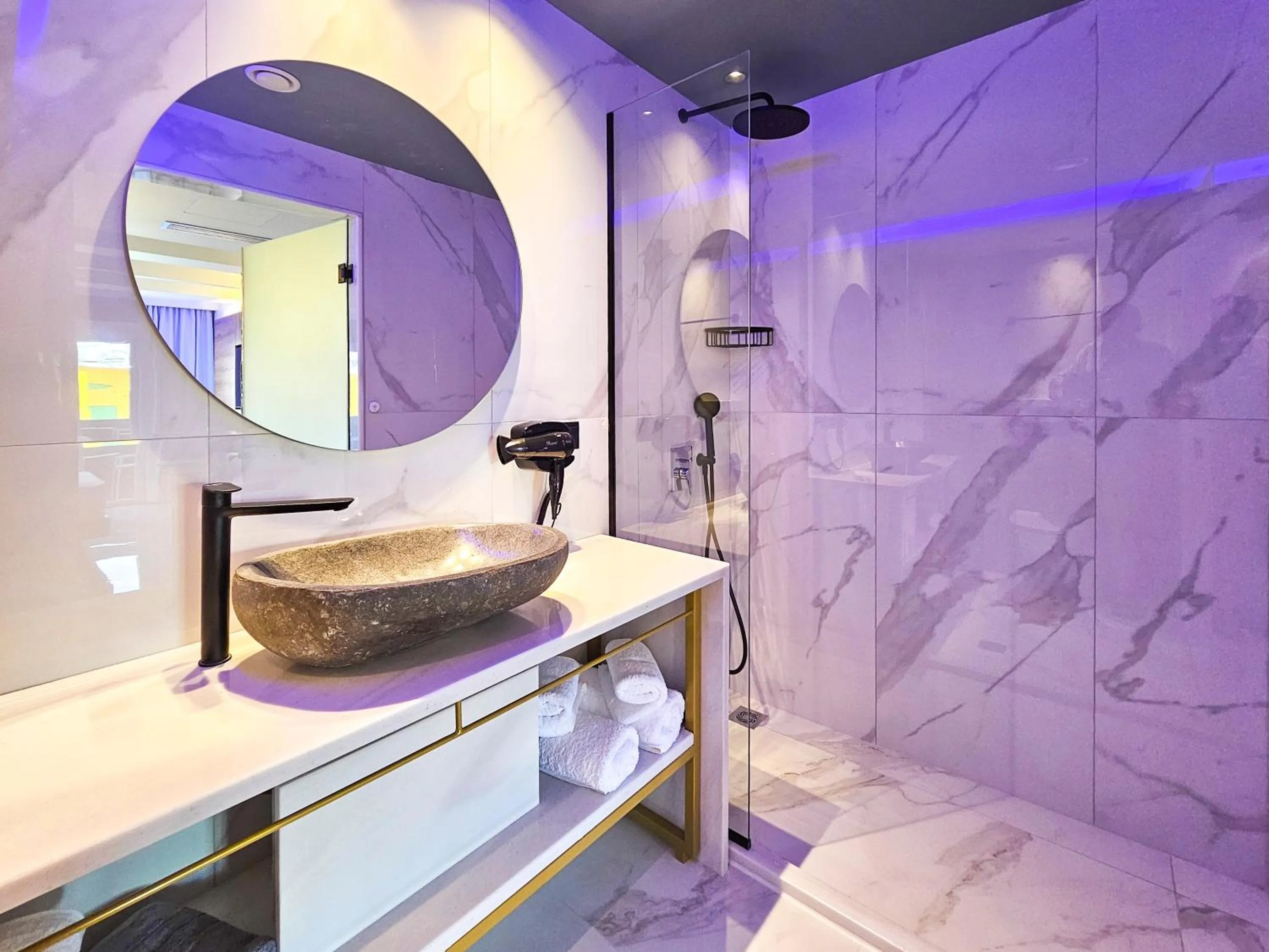 Toilet in AKTEON GIRNI