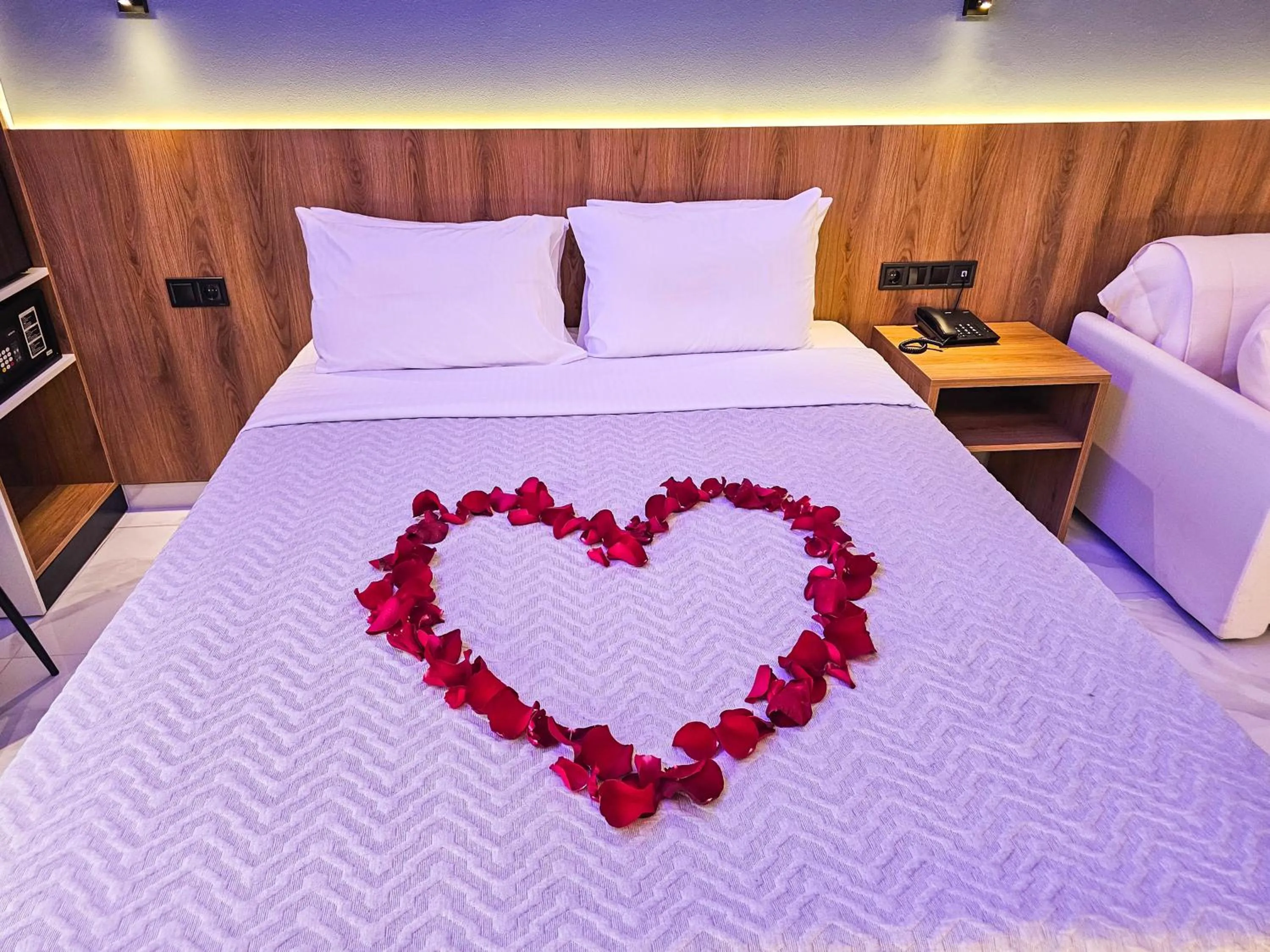 Decorative detail, Bed in AKTEON GIRNI