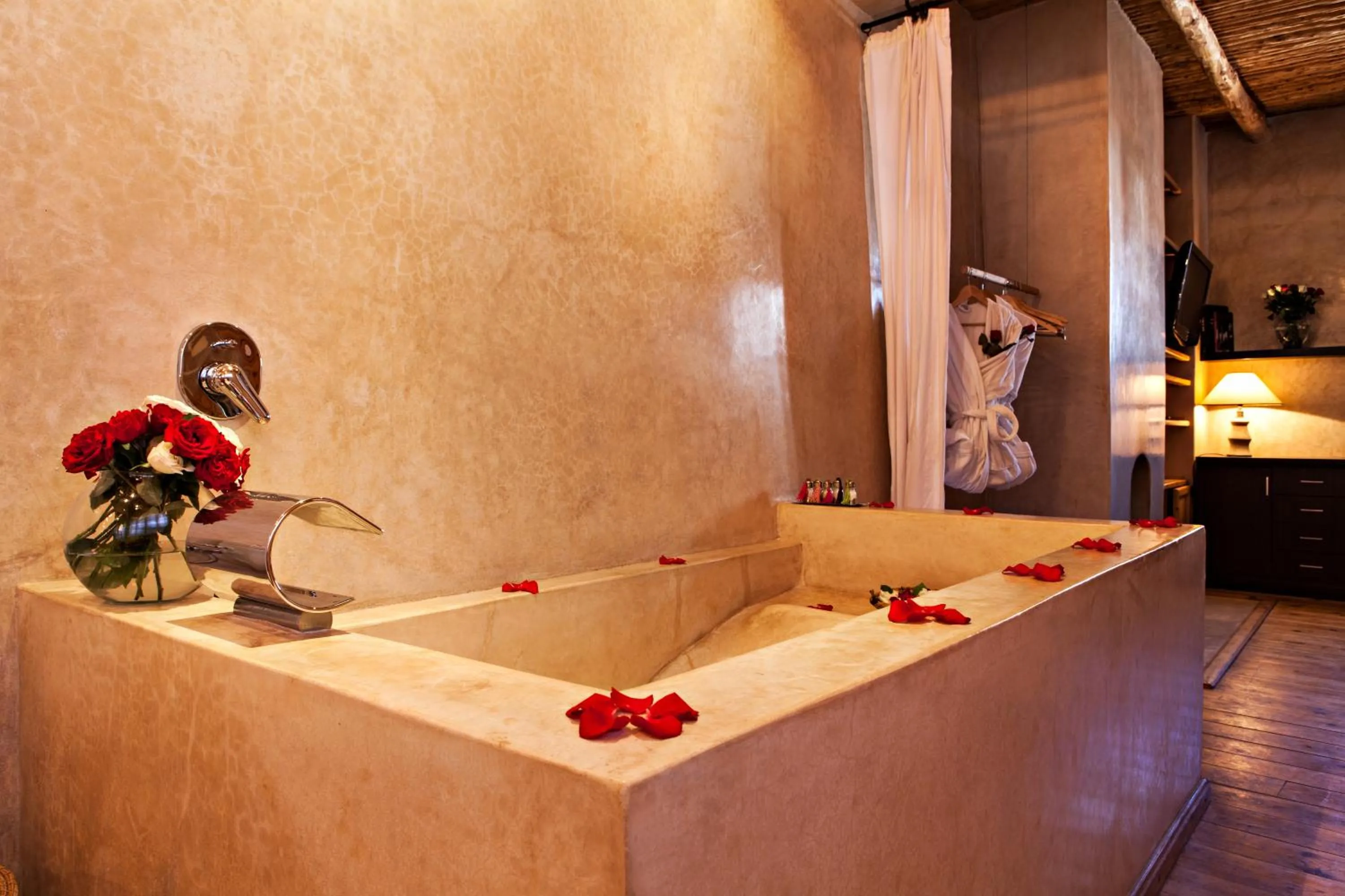 Bathroom, Bed in Riad Chbanate