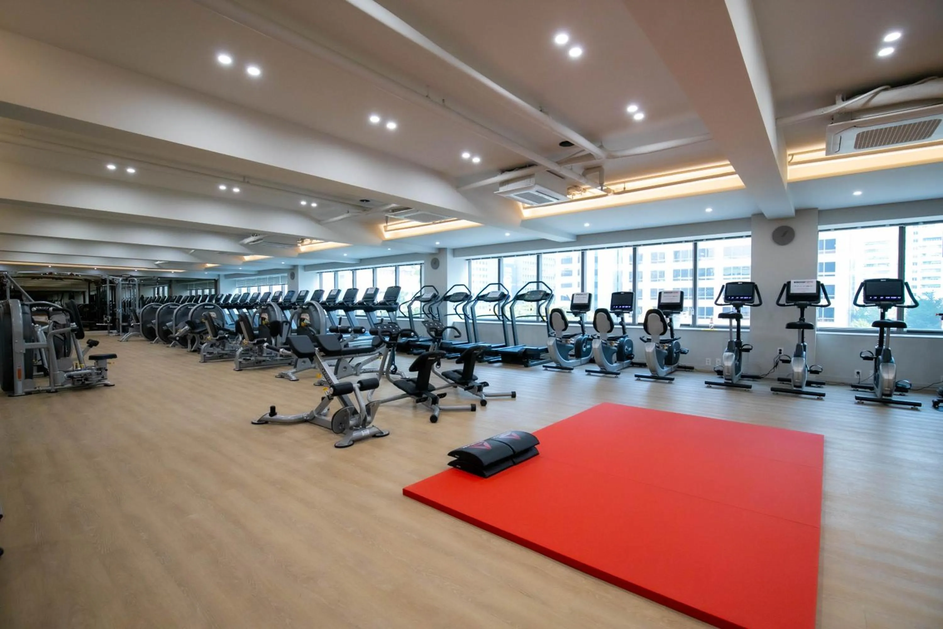 Fitness centre/facilities in Koreana Hotel