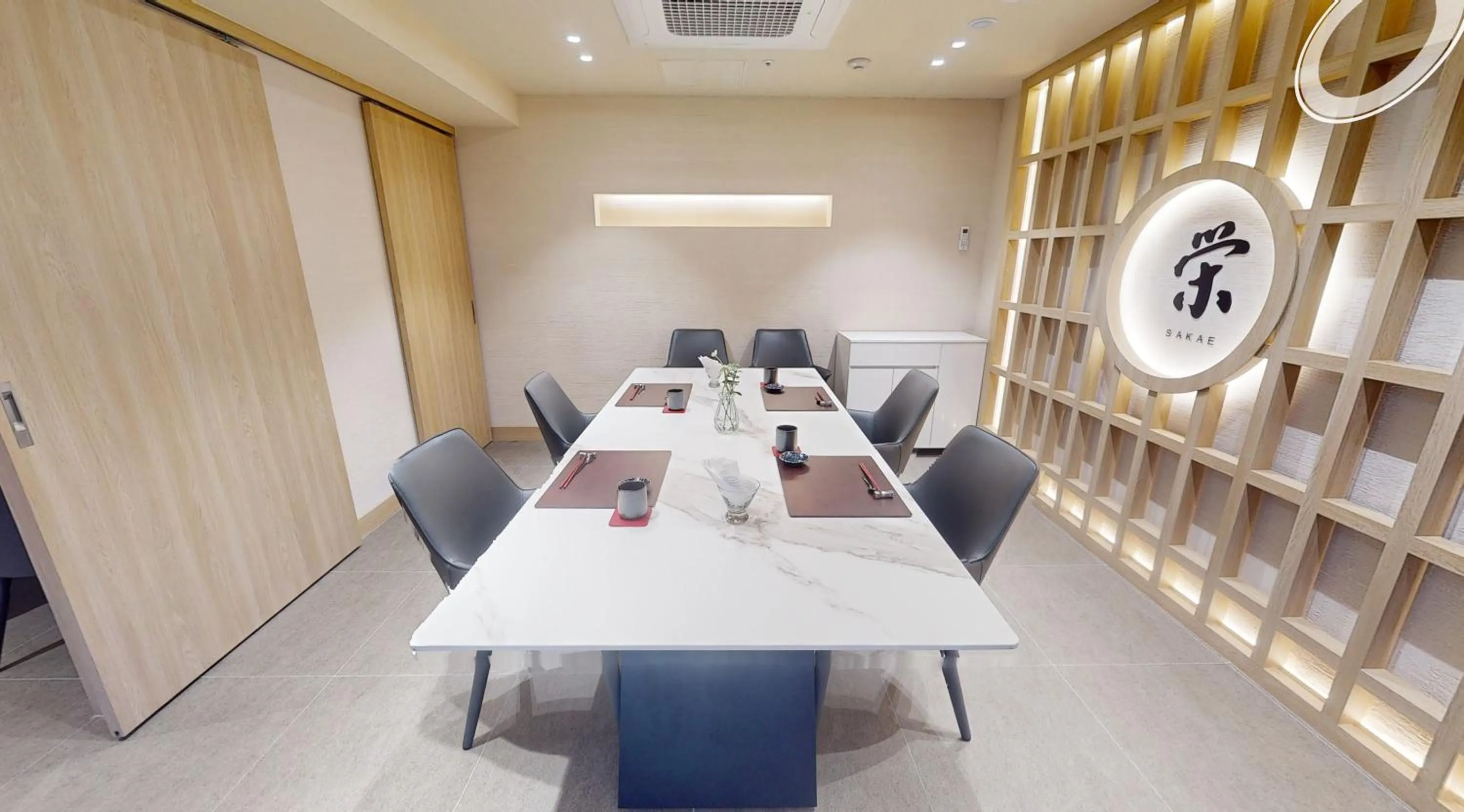 Restaurant/places to eat in Koreana Hotel