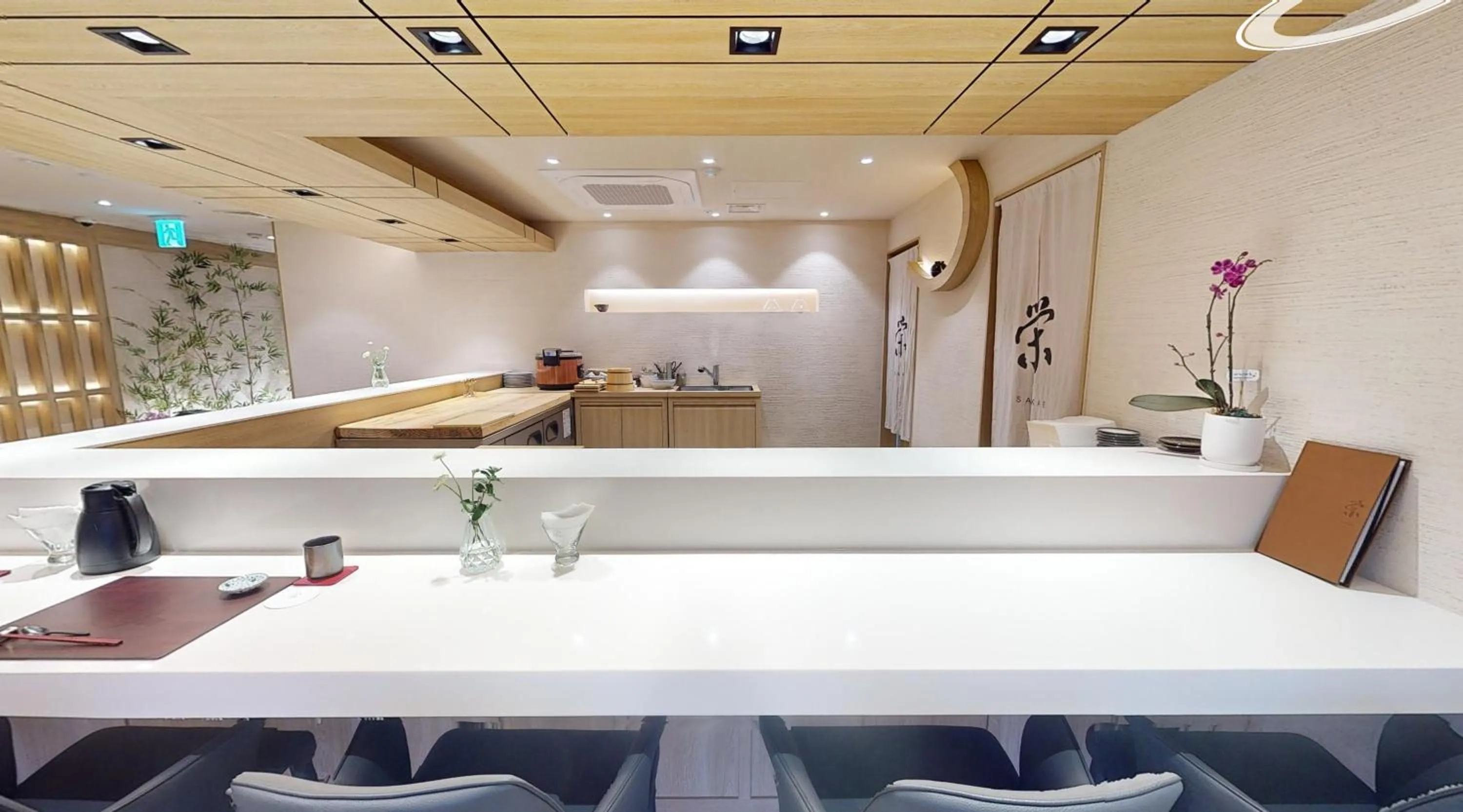 Restaurant/places to eat in Koreana Hotel