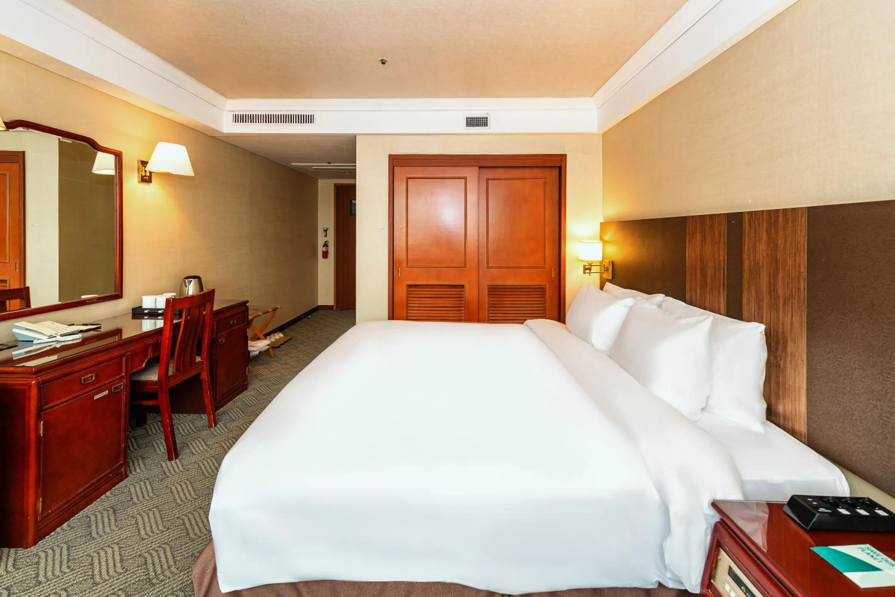 Bedroom, Bed in Koreana Hotel