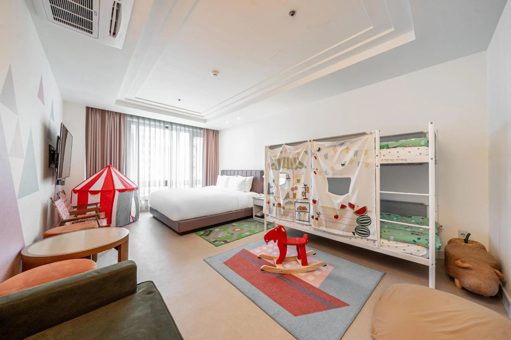 Bedroom, Bed in Koreana Hotel