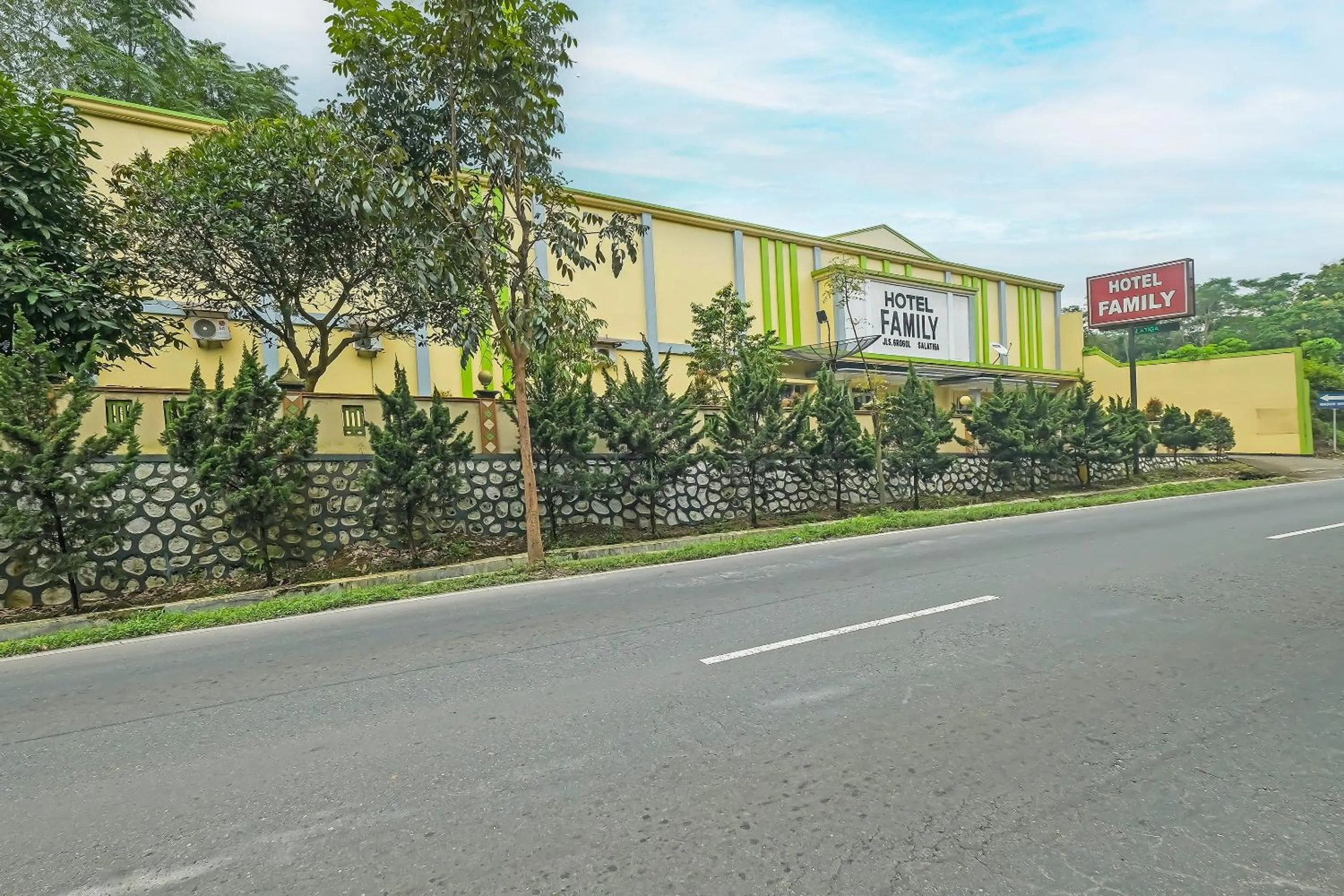 Facade/entrance in OYO 92485 Hotel Family