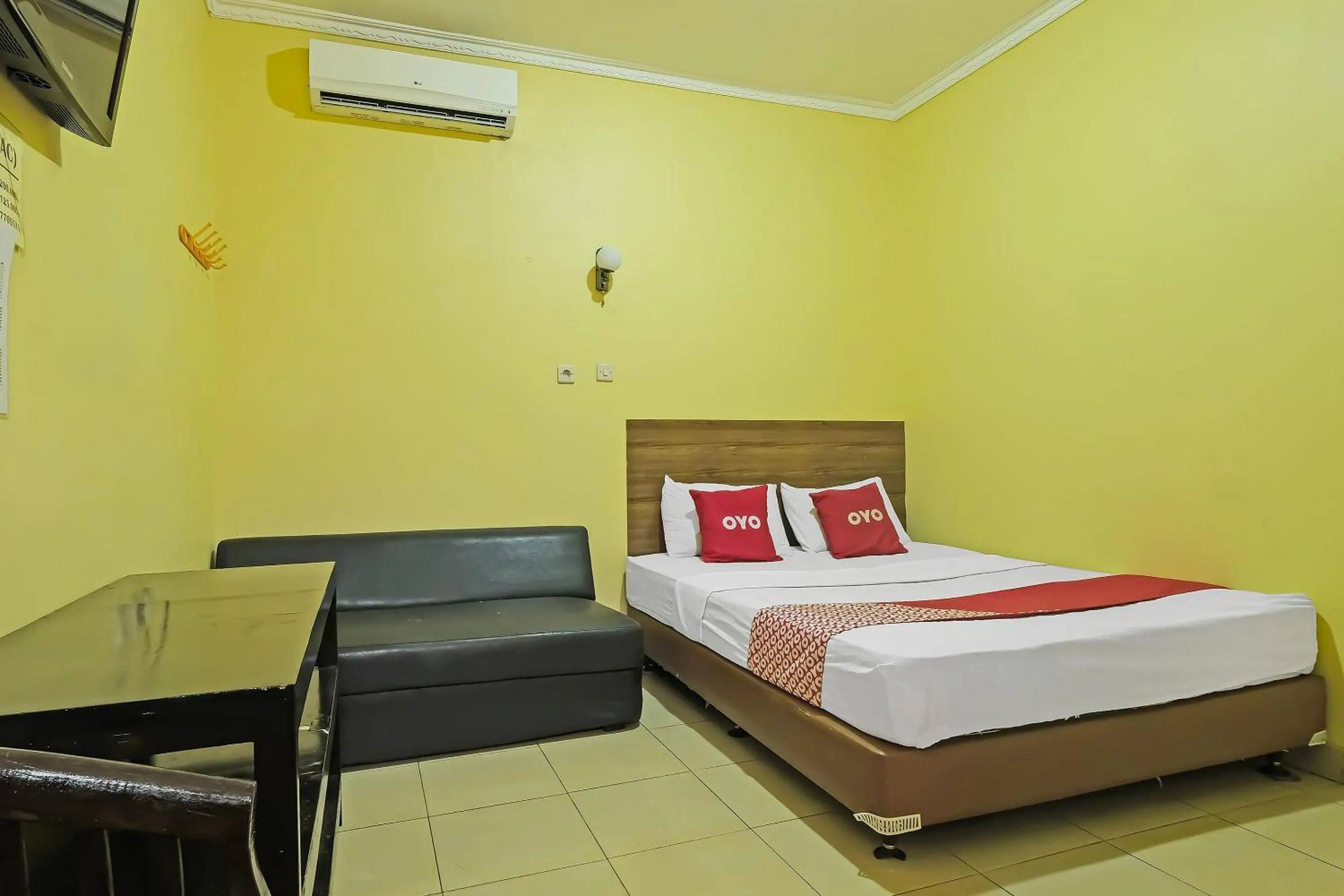 Bedroom in OYO 92485 Hotel Family