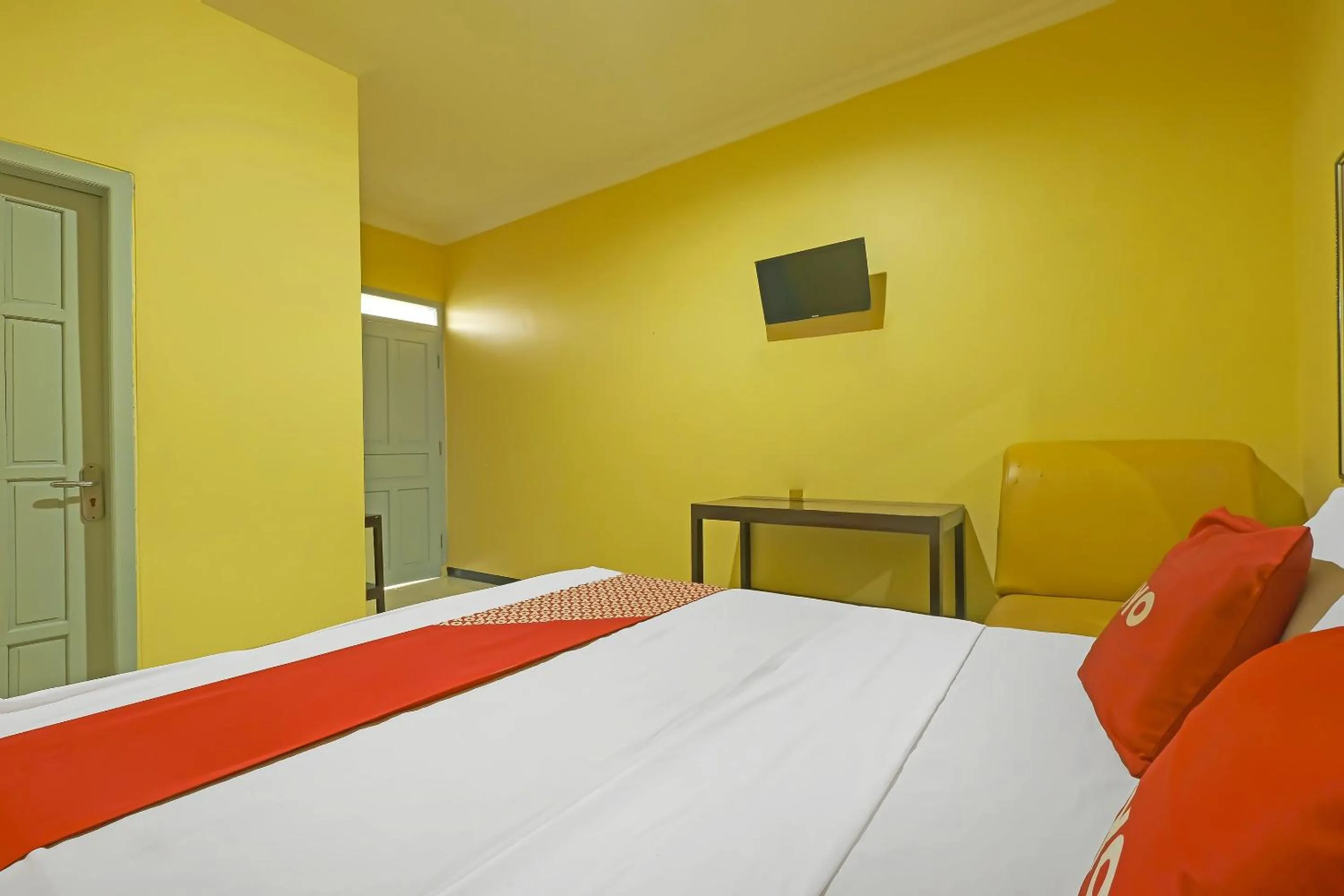 Bedroom in OYO 92483 Hotel Kirana