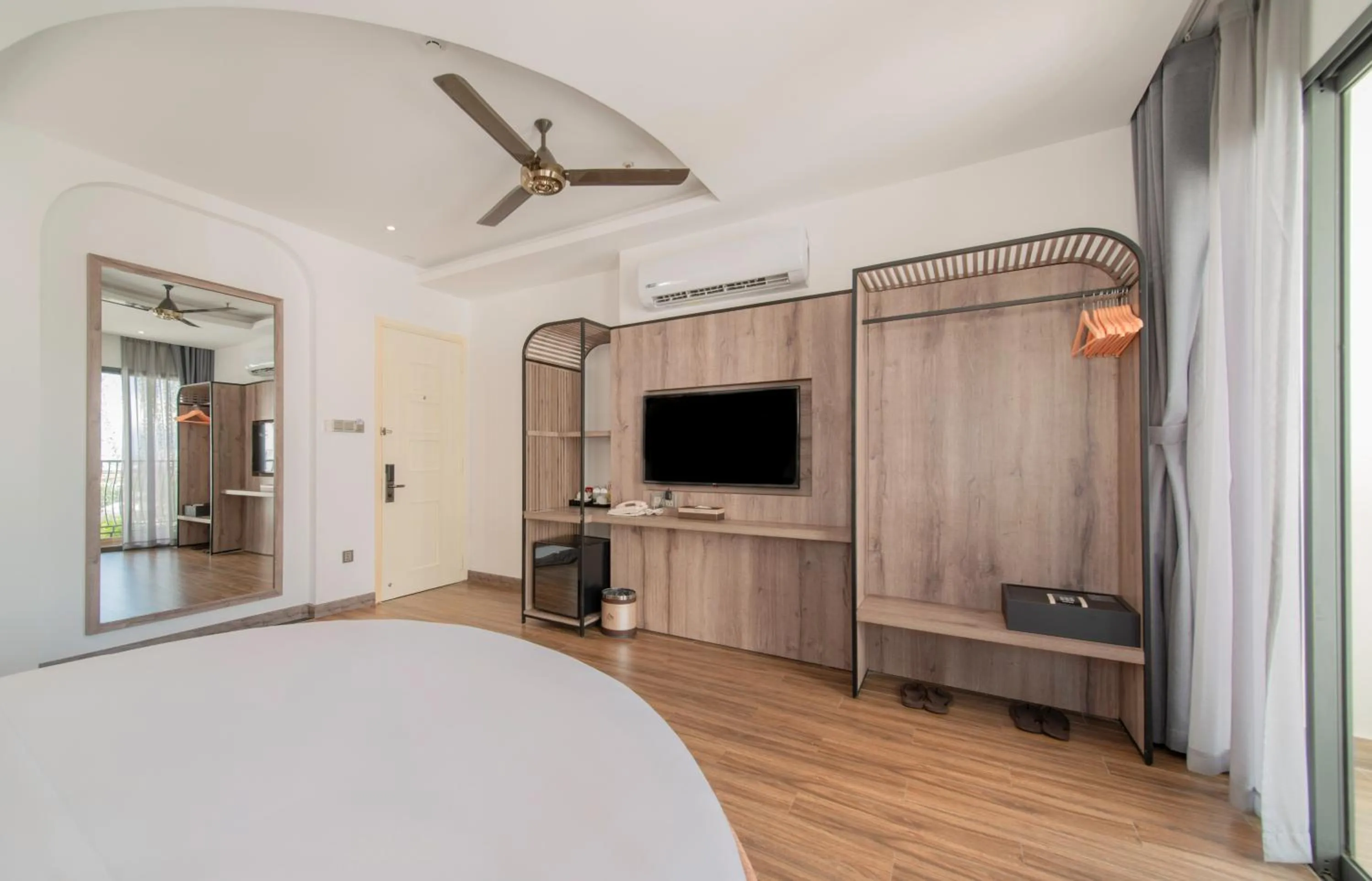 Communal lounge/ TV room, Bed in Aaron Boutique Hotel