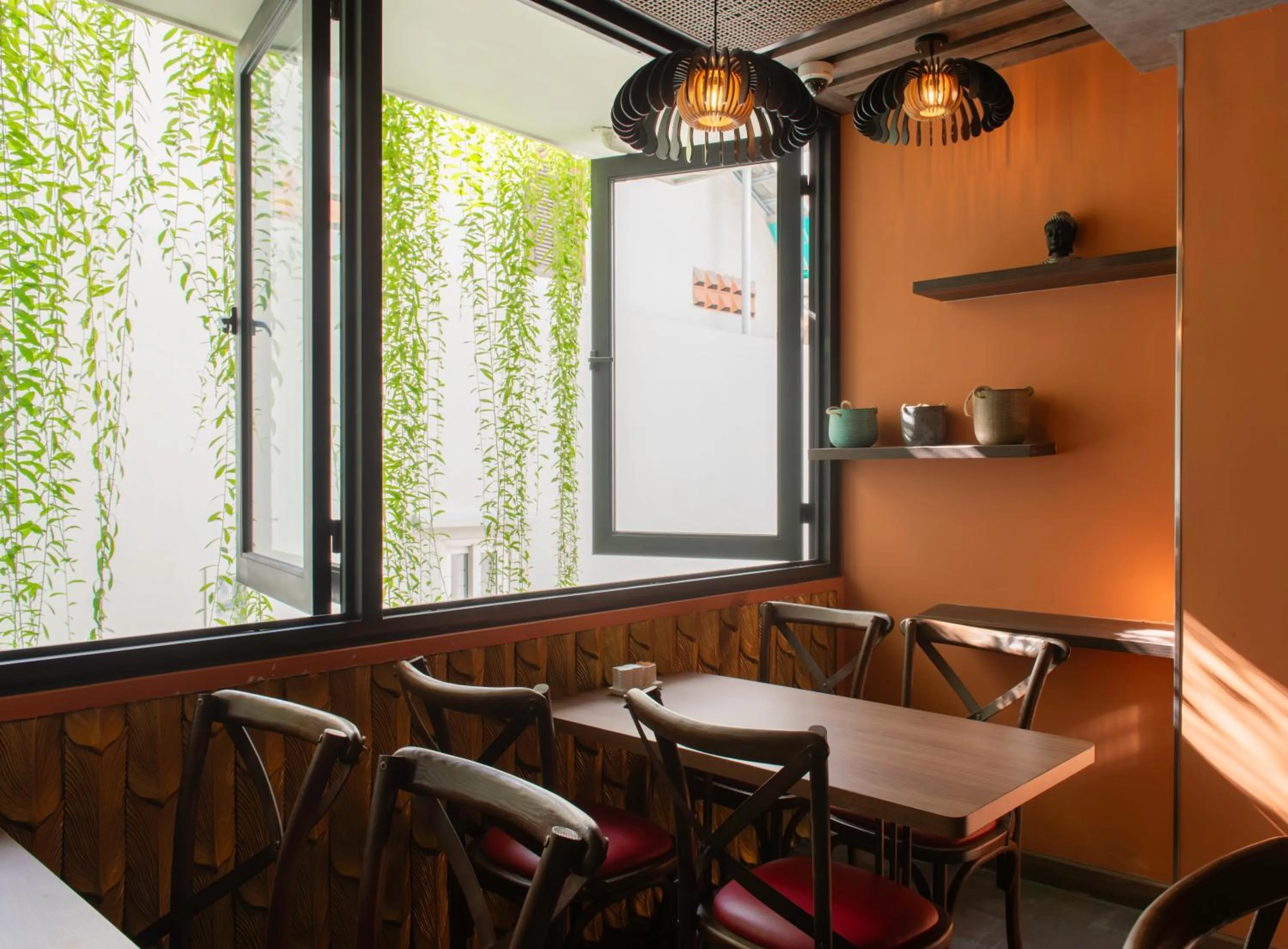 Restaurant/places to eat in Aaron Boutique Hotel