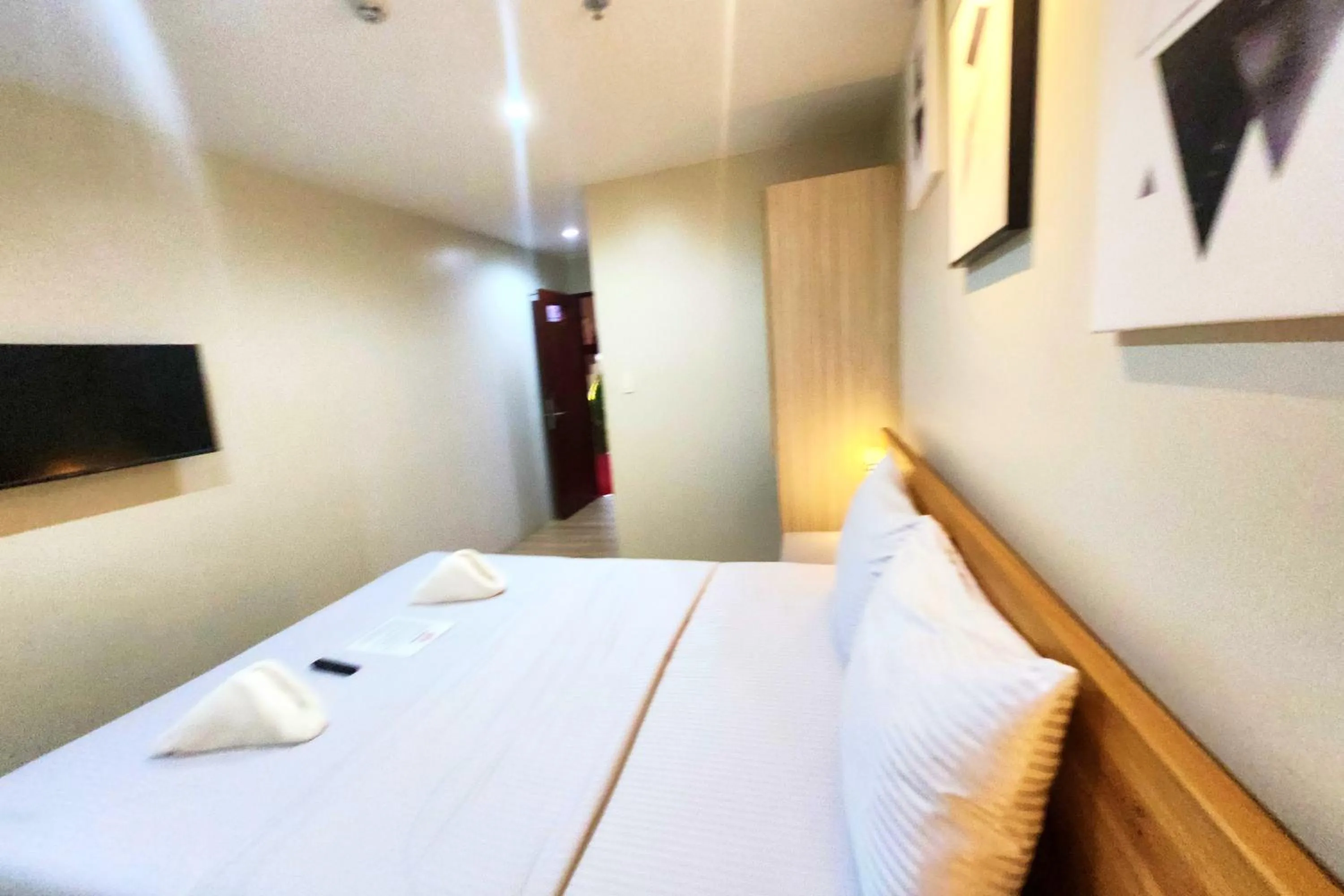 Bed in DLT Suites Cebu powered by Cocotel