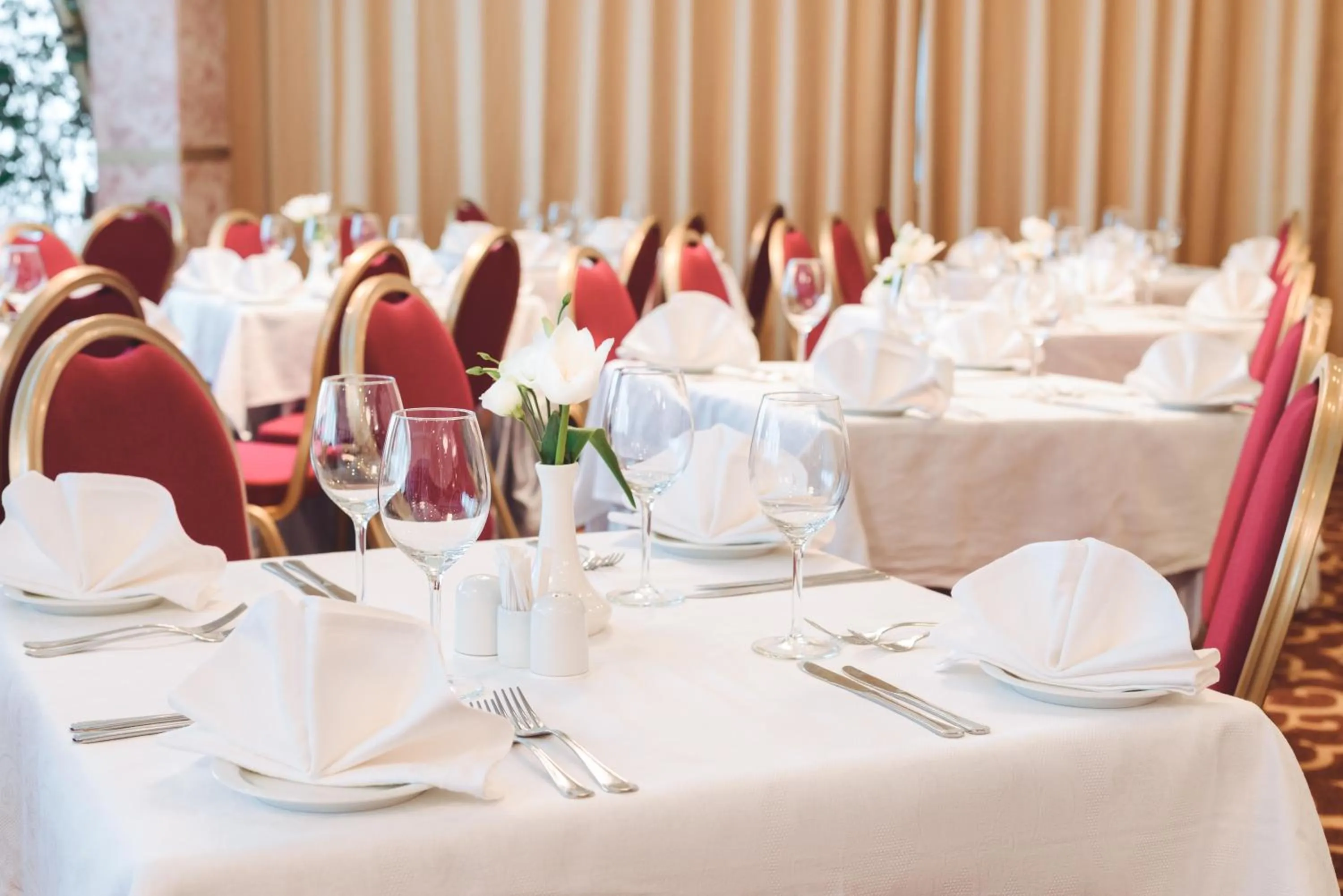 Restaurant/places to eat in Premier Hotel Rus