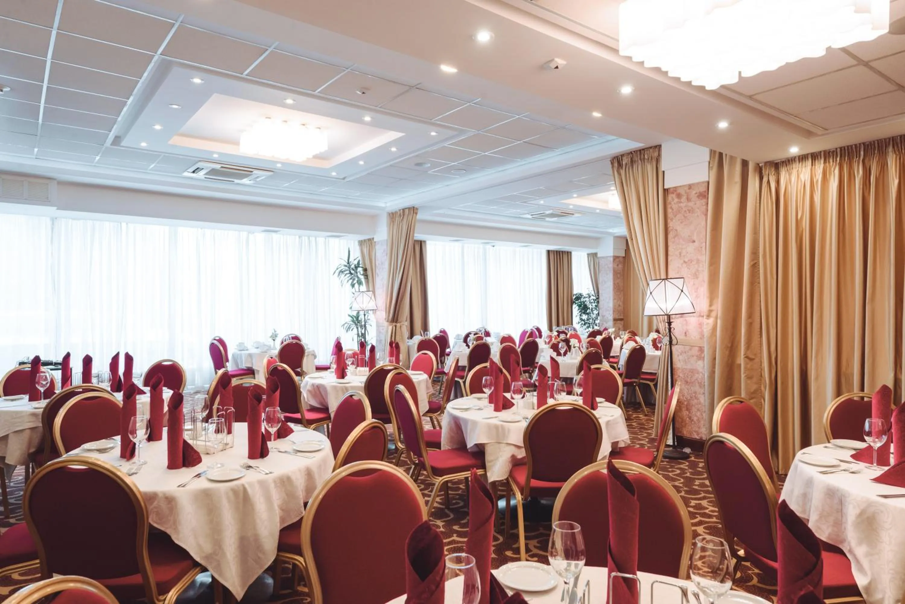 Restaurant/places to eat in Premier Hotel Rus