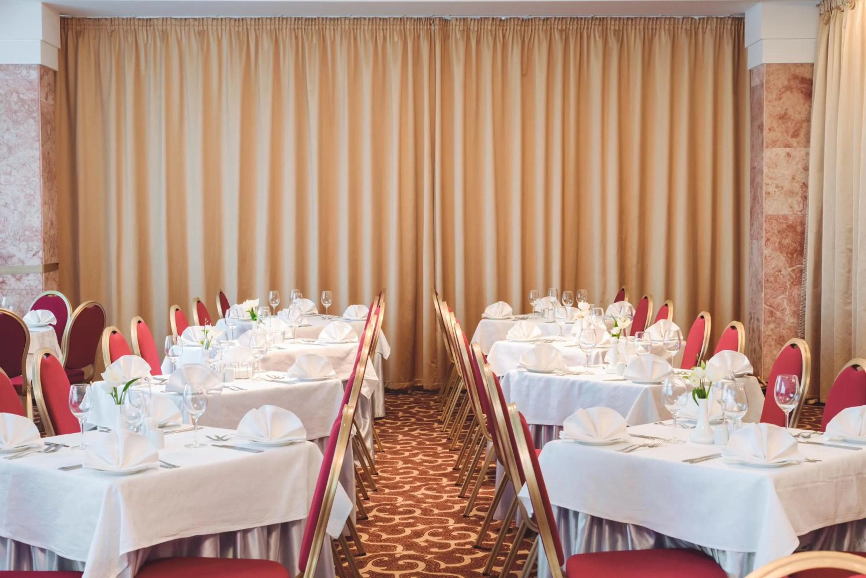 Restaurant/places to eat in Premier Hotel Rus