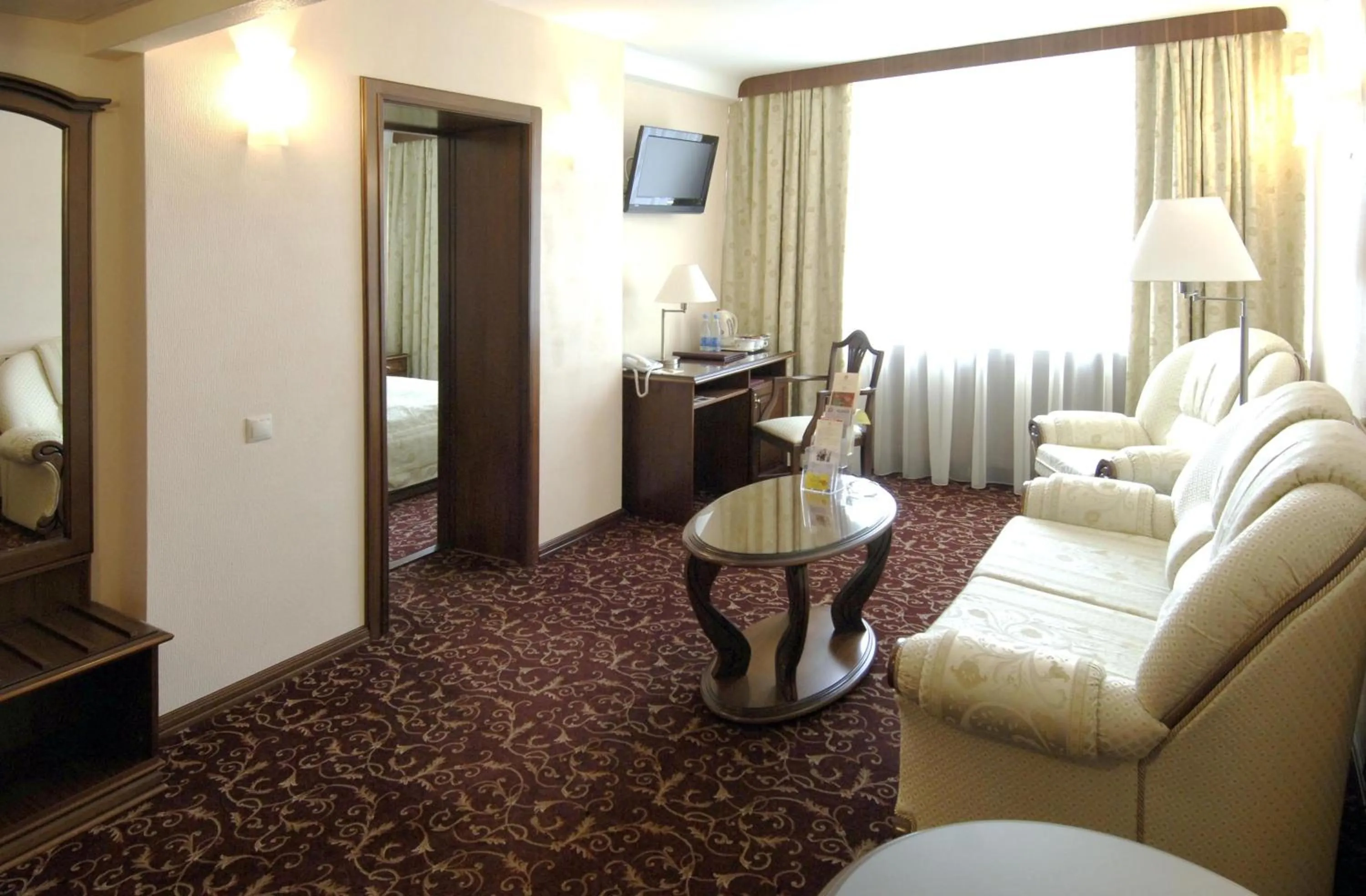 Living room, Bed in Premier Hotel Rus