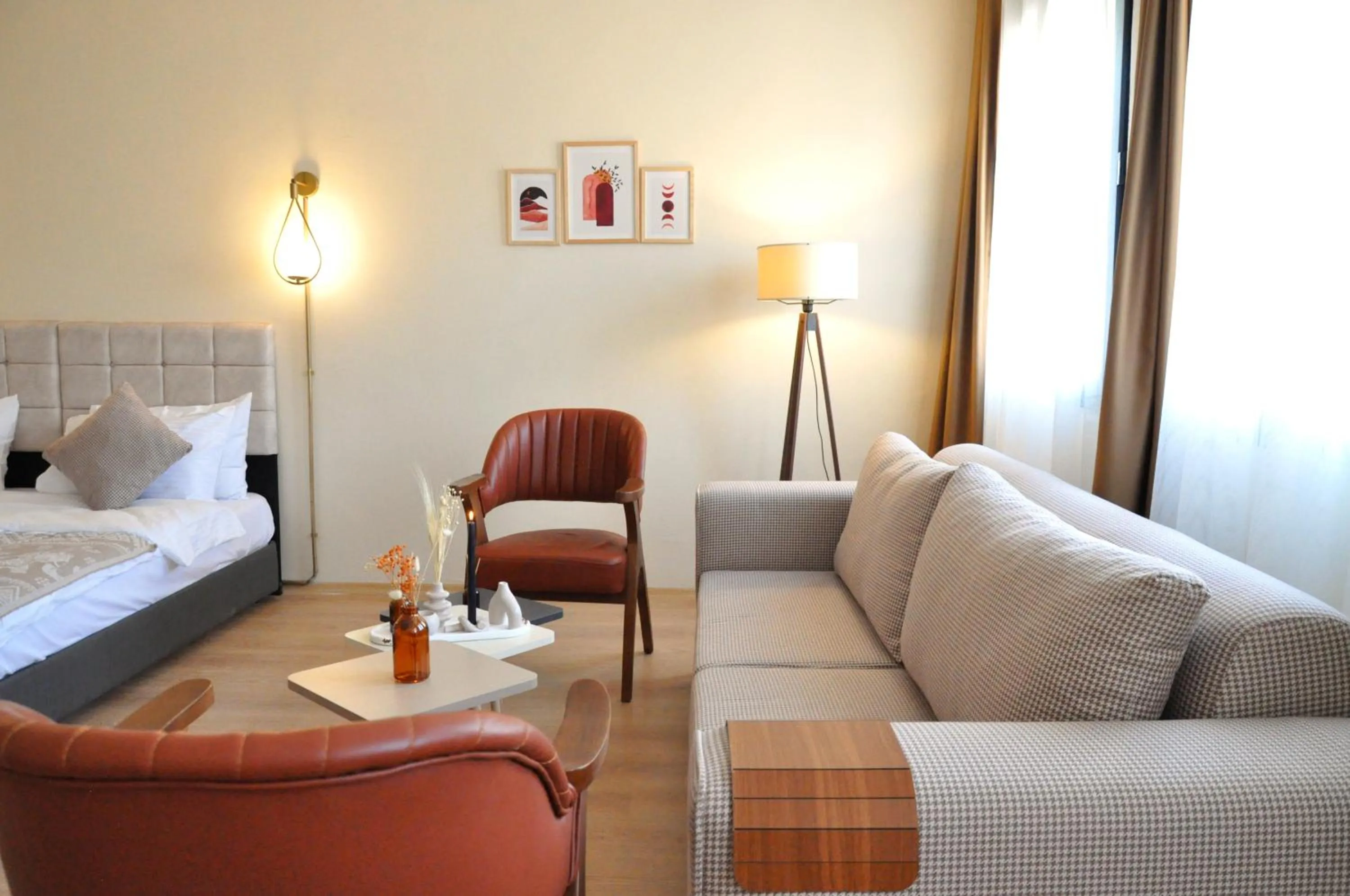 Seating area, Bed in Golden Door Hotel