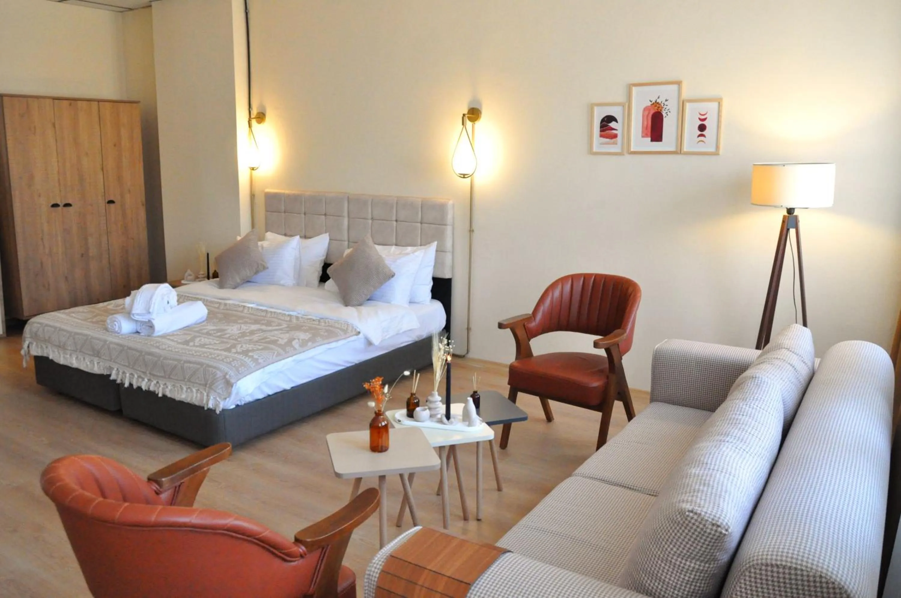 Photo of the whole room, Bed in Golden Door Hotel