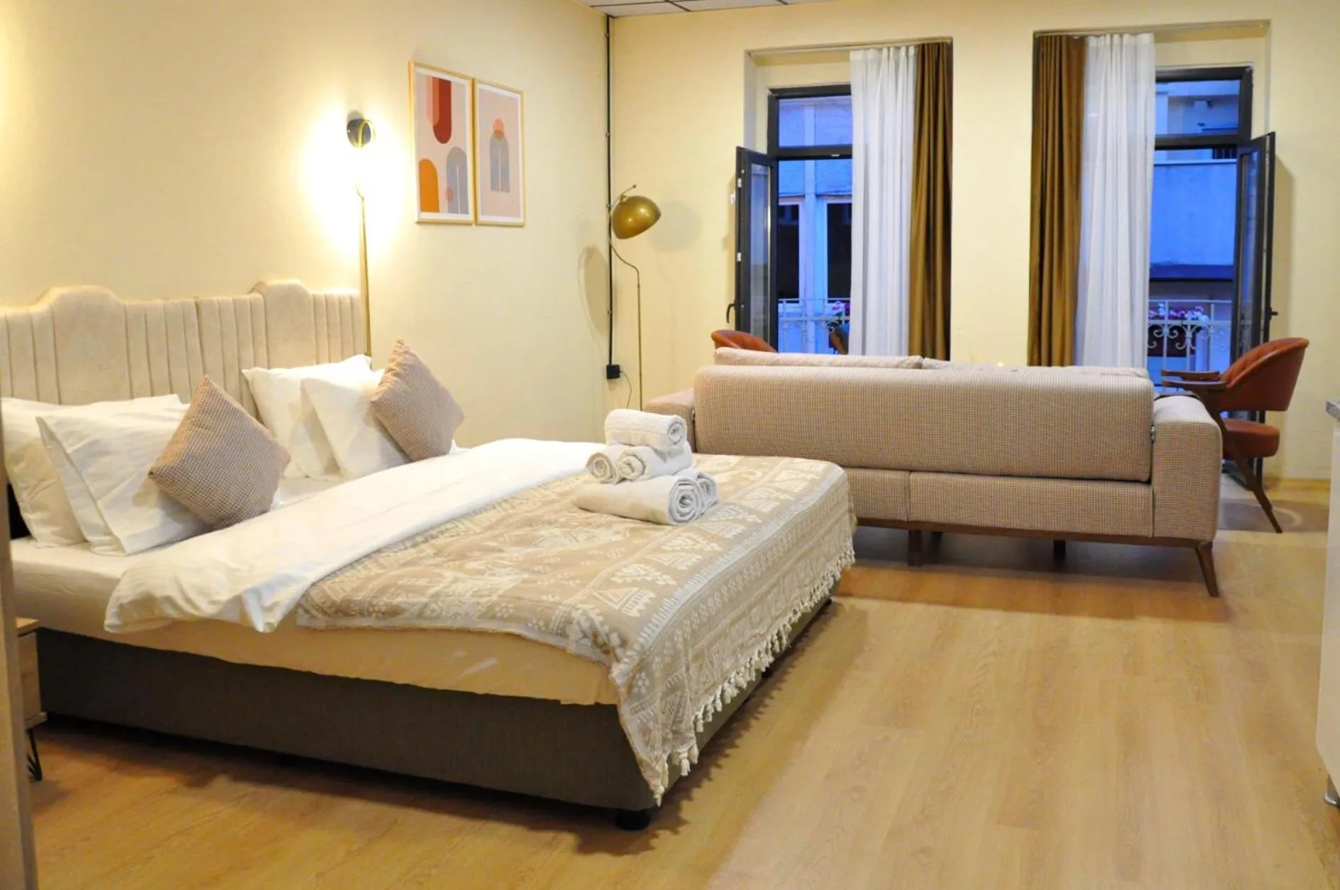 Photo of the whole room, Bed in Golden Door Hotel
