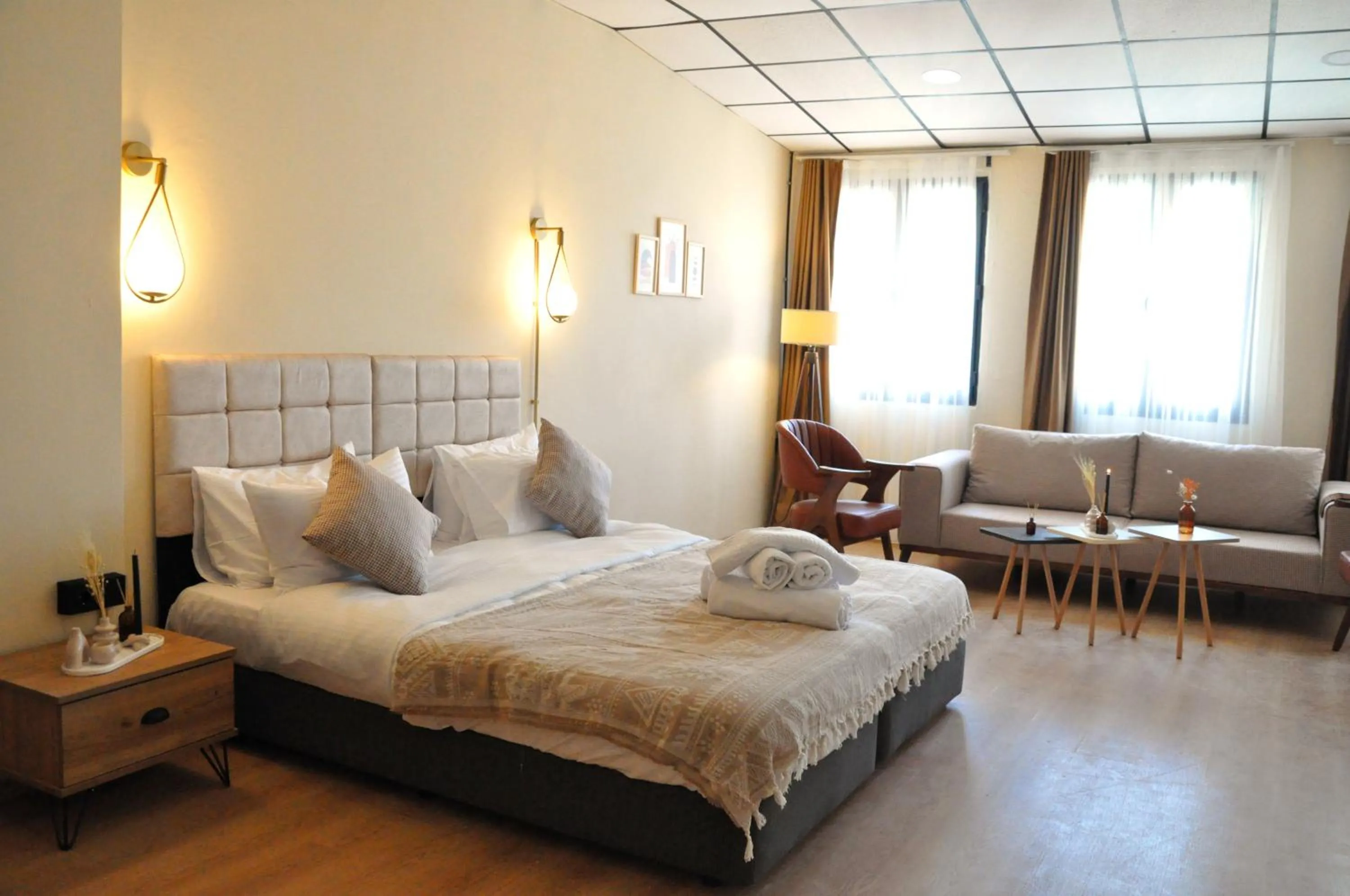 Photo of the whole room, Bed in Golden Door Hotel