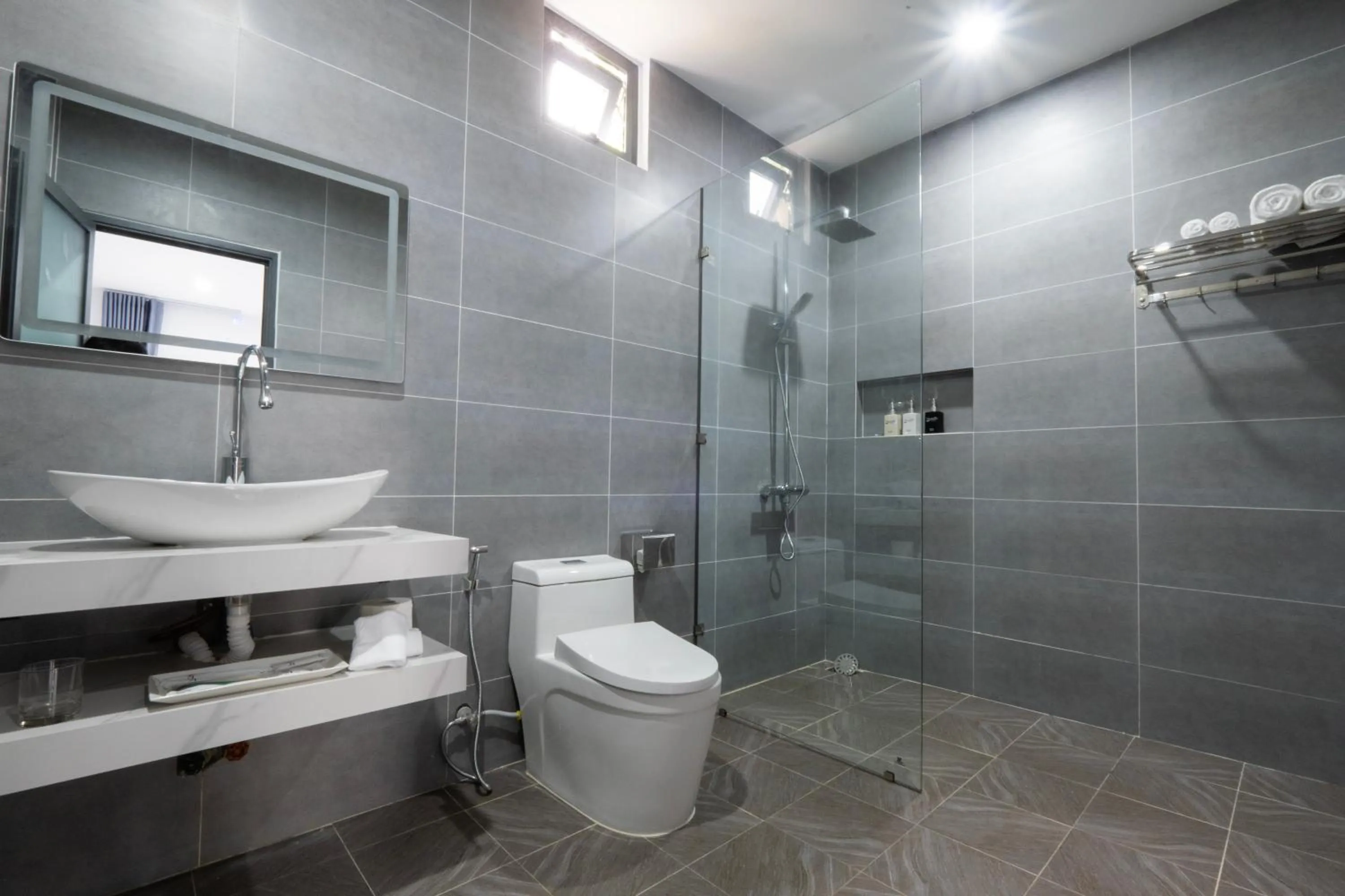 Shower in NatalieLe's Homestay