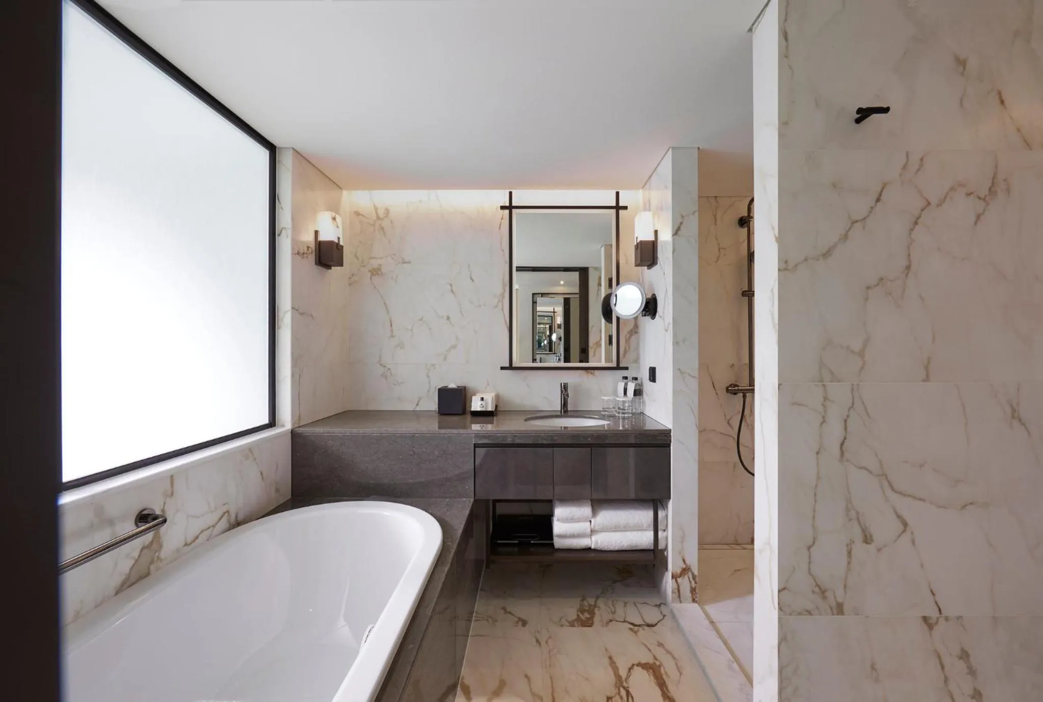 Bathroom in Grand InterContinental Seoul Parnas by IHG