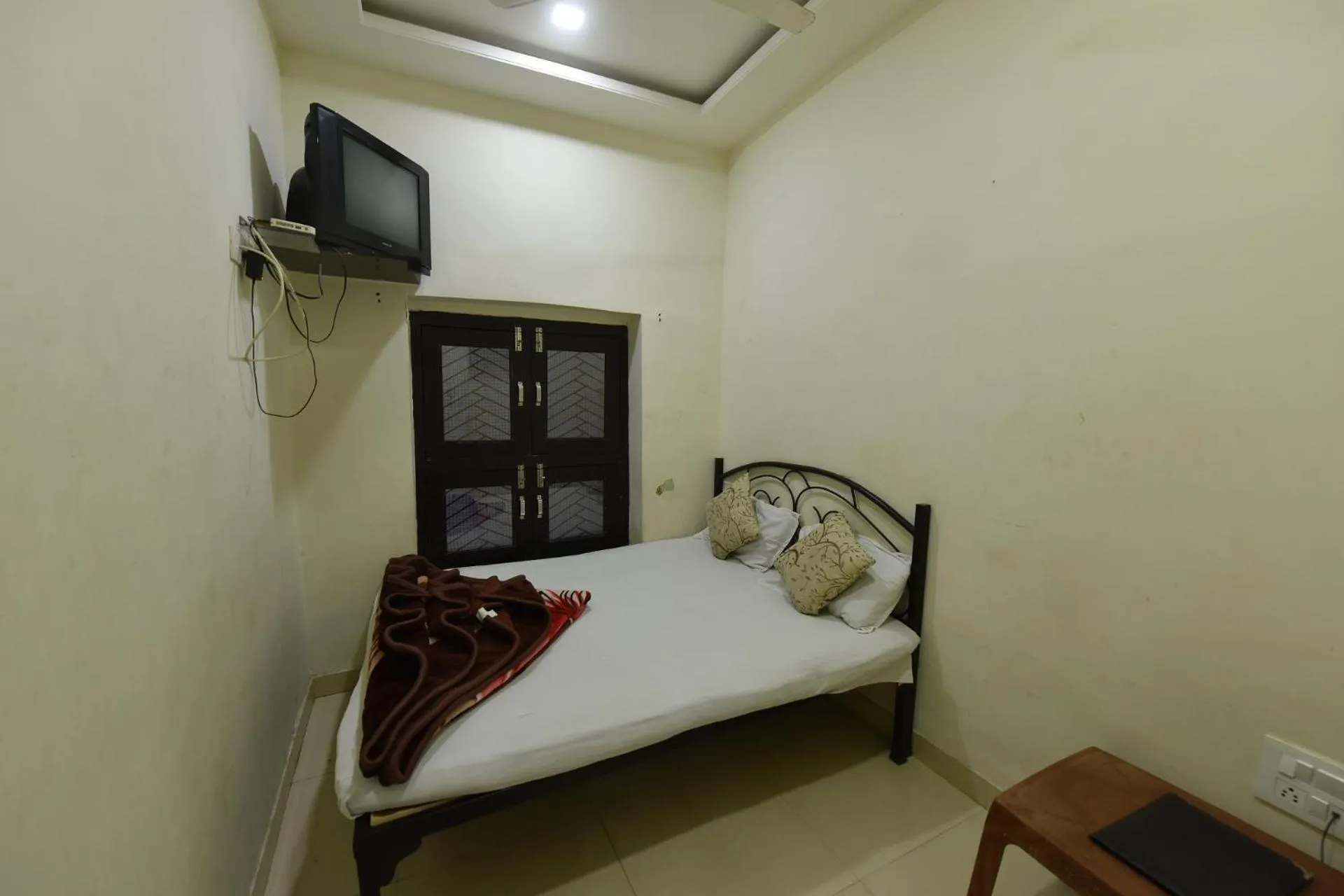 Bed in BABA GUEST HOUSE AJMER