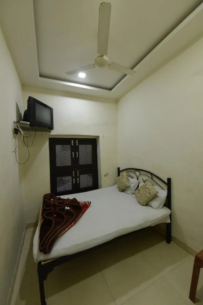 Bed in BABA GUEST HOUSE AJMER
