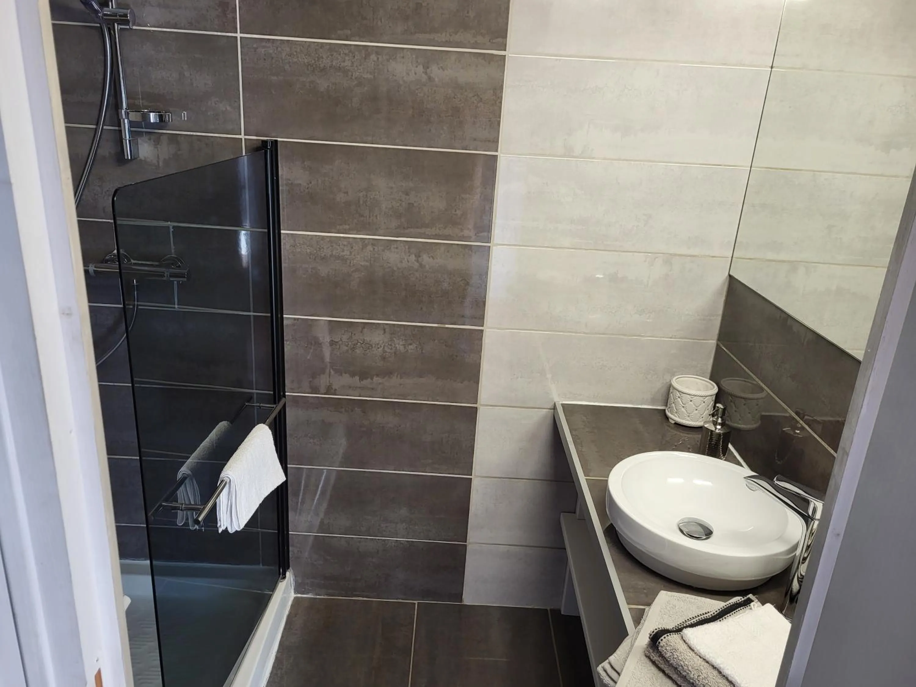 Shower in La Fée des Greves