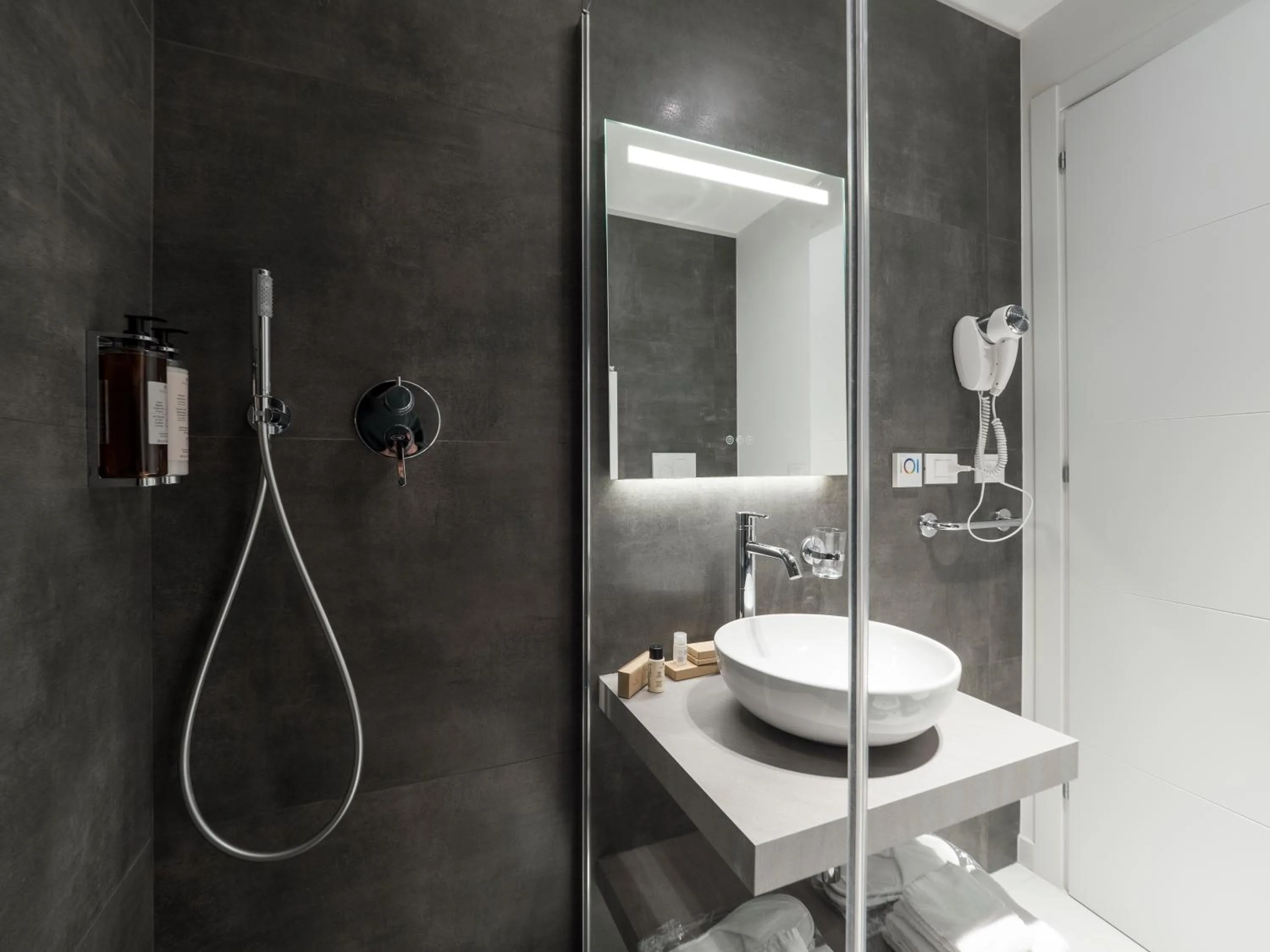 Shower in Savoia Rooms Roma